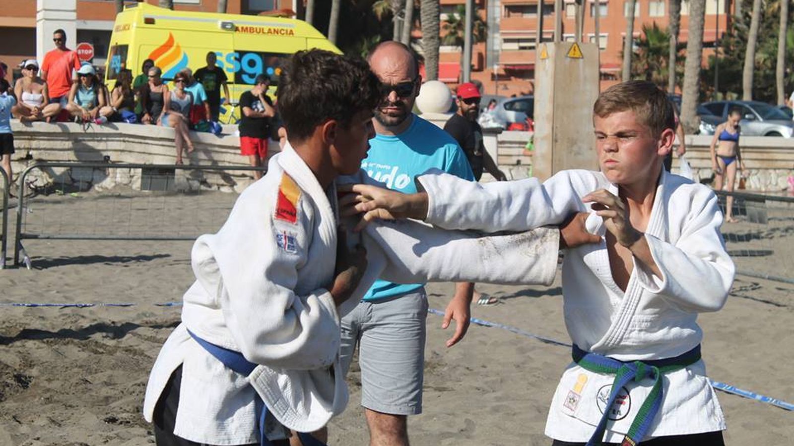 Una estampa de la práctica del judo en playa