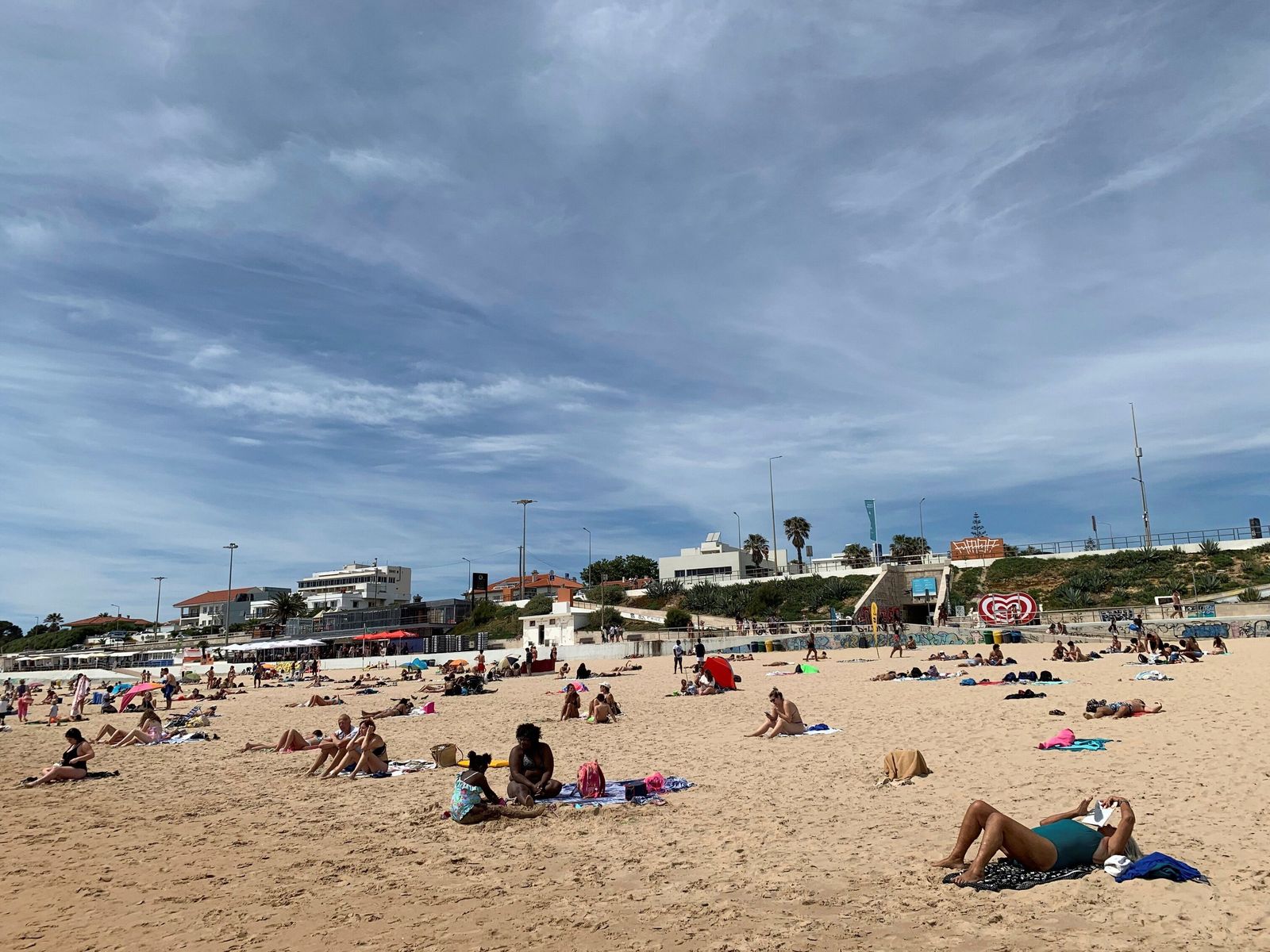 Los visitantes a las playas de Portugal guardan las distancias de seguridad.
