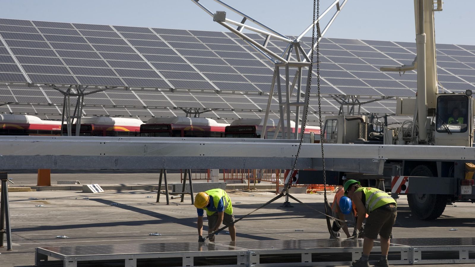 Construcción de la planta solar en las cocheras de Tussam.