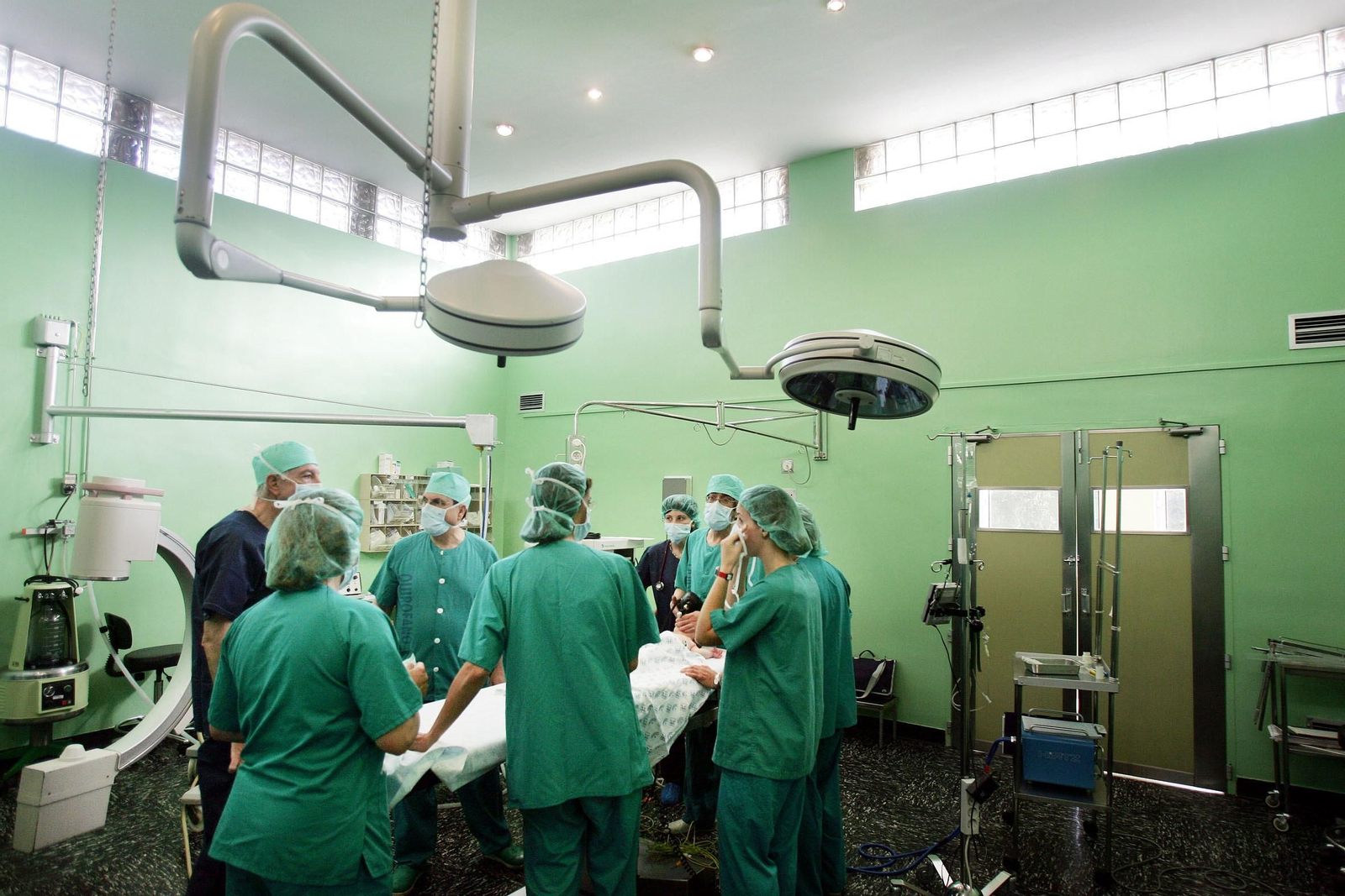 Un equipo quirúrgico preparado para una intervención en una imagen de archivo.