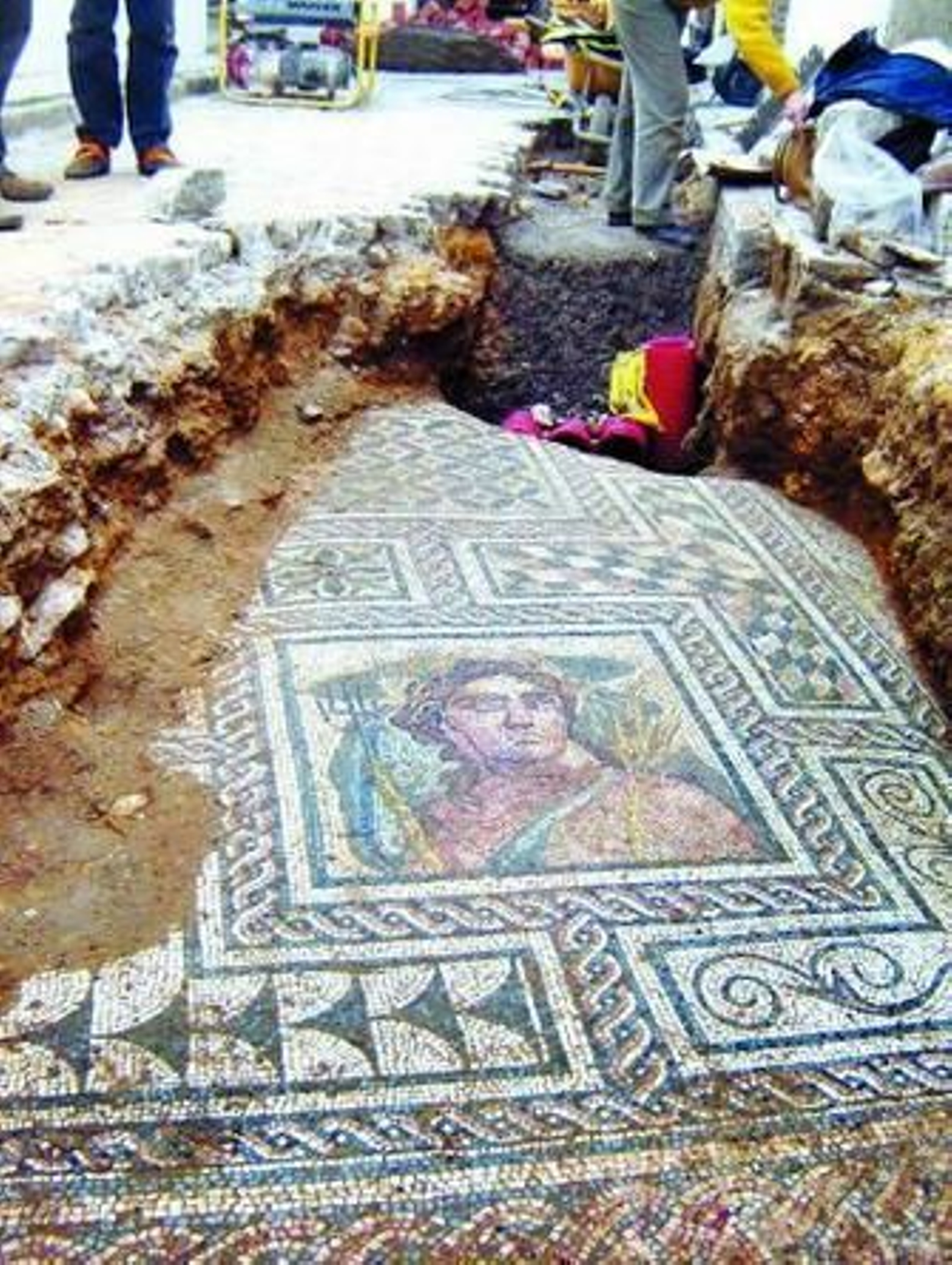 Figura central del mosaico romano hallado en el centro de Carmona.