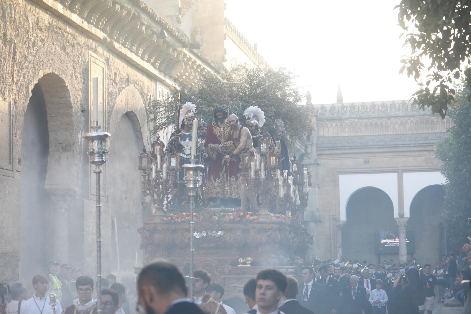 Las mejores fotos de los traslados de regreso de las hermandades tras el Magno Vía Crucis de Córdoba