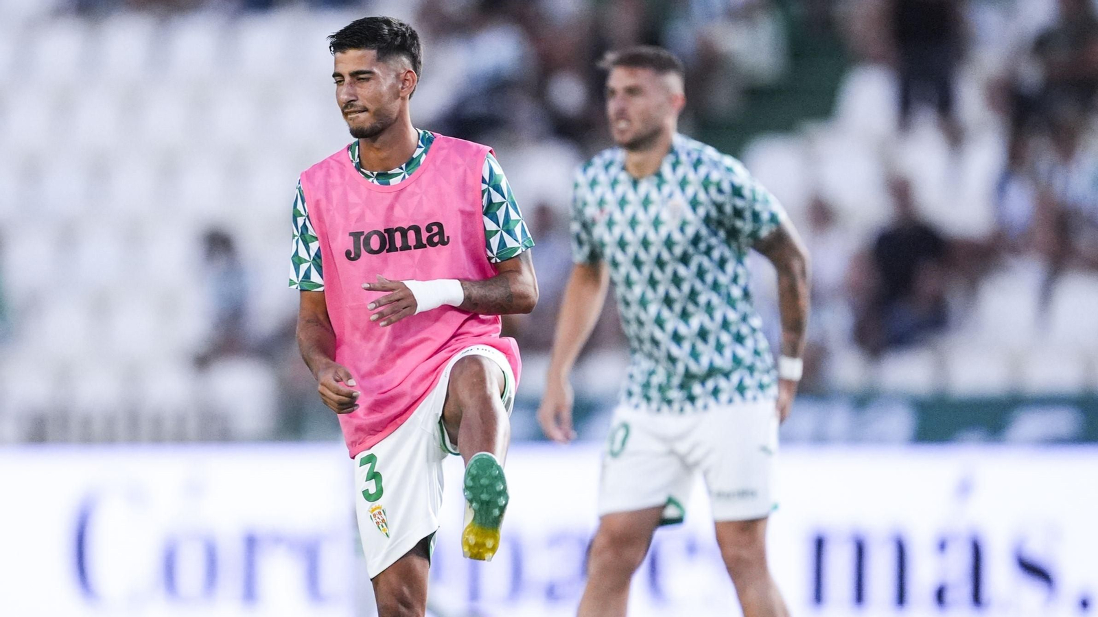José Calderón calienta antes de un partido con el Córdoba CF en El Arcángel.