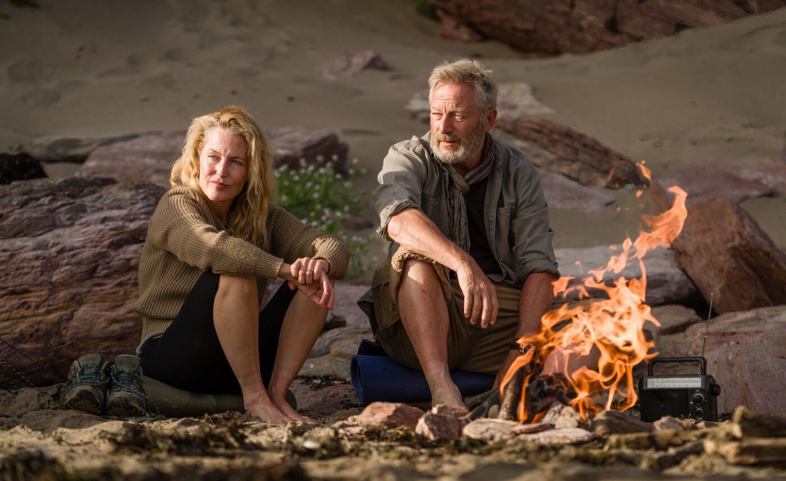 Gillian Anderson y Jason Isaacs, en 'El sendero de la sal'.