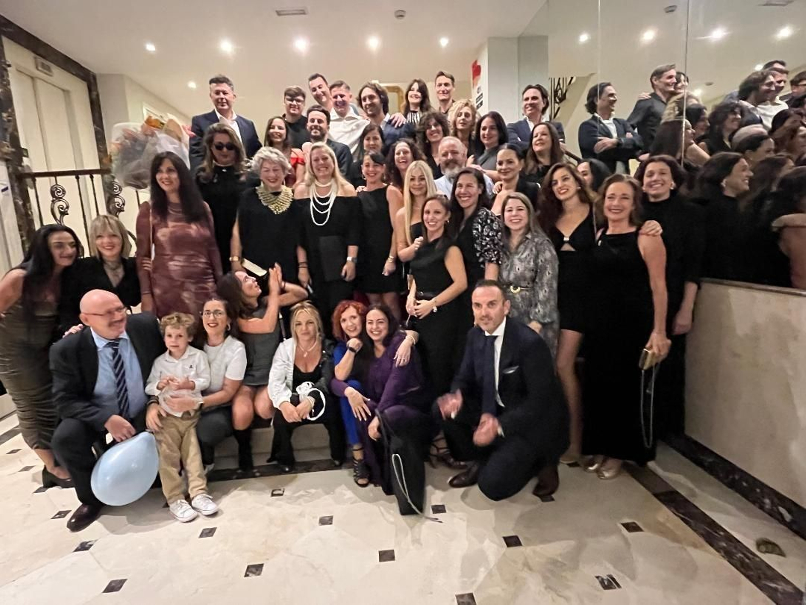 Los miembros de la familia Martínez Sánchez con todo el personal del Hotel Spa Cádiz Plaza durante la celebración  de su 17 aniversario.