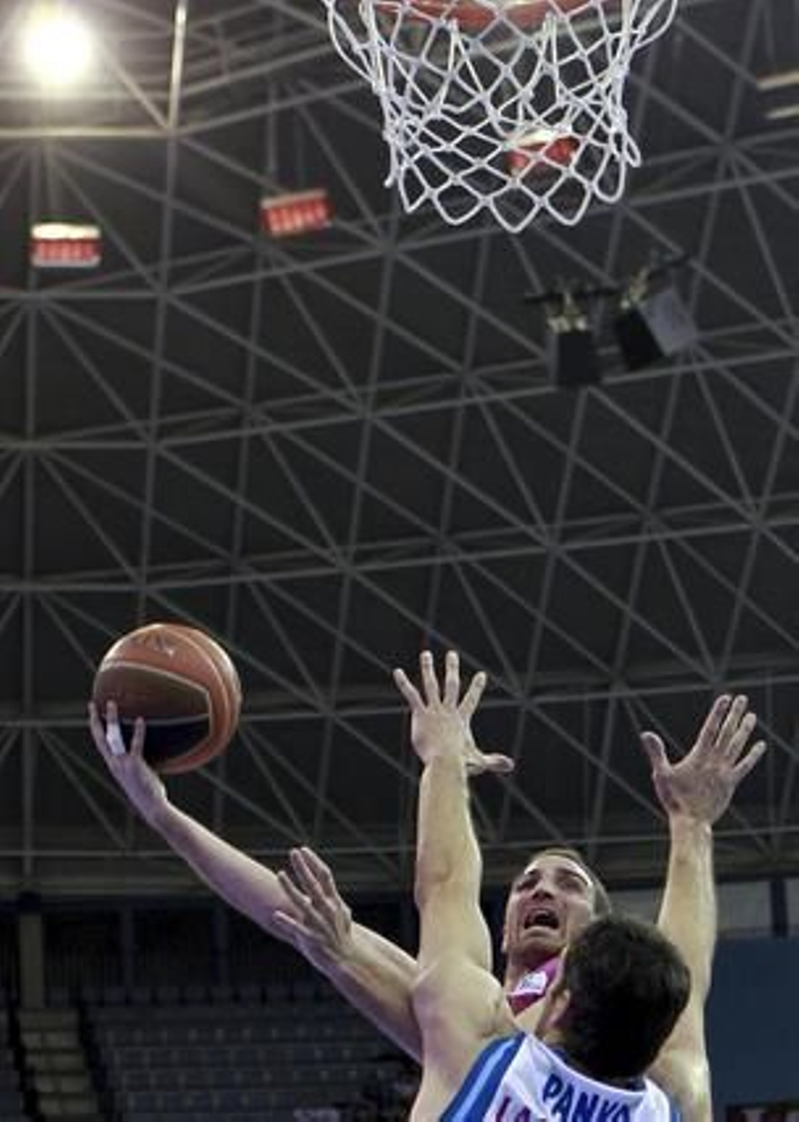 Urtasun intenta un lanzamiento ante Panko.

Foto: EFE
