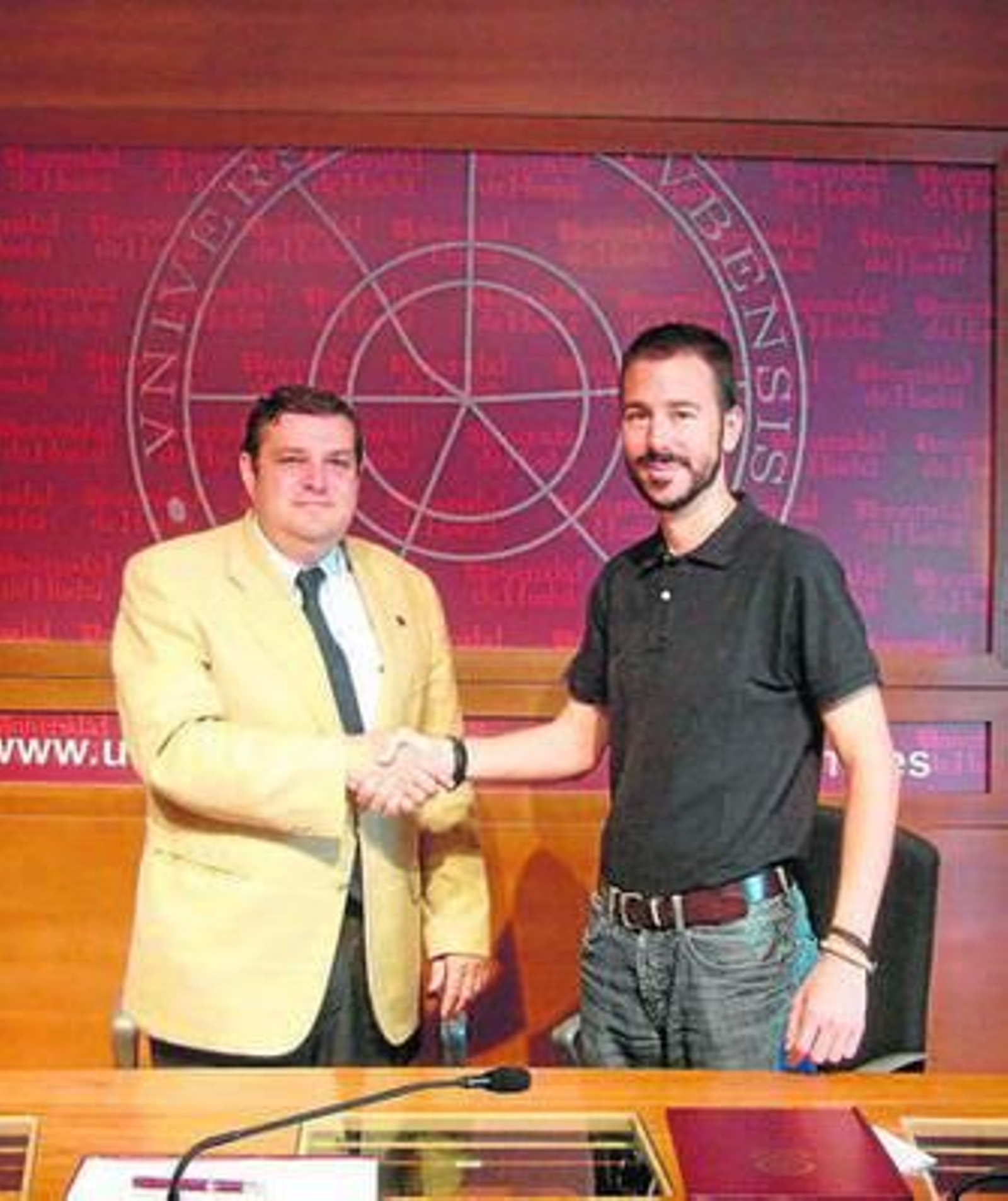 El rector junto a Víctor Rodríguez, presidente de Proyecto Hombre . El rector junto a Víctor Rodríguez, presidente de Proyecto Hombre .