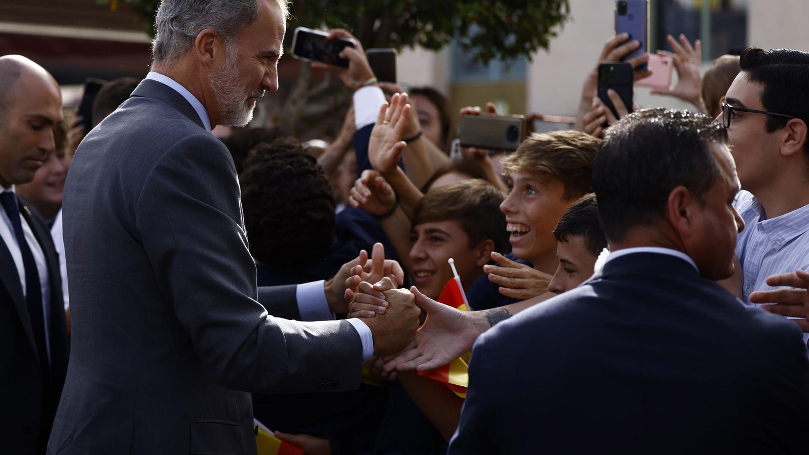 Felipe VI saluda a los niños congregados en la Plaza de España. Felipe VI saluda a los niños congregados en la Plaza de España.