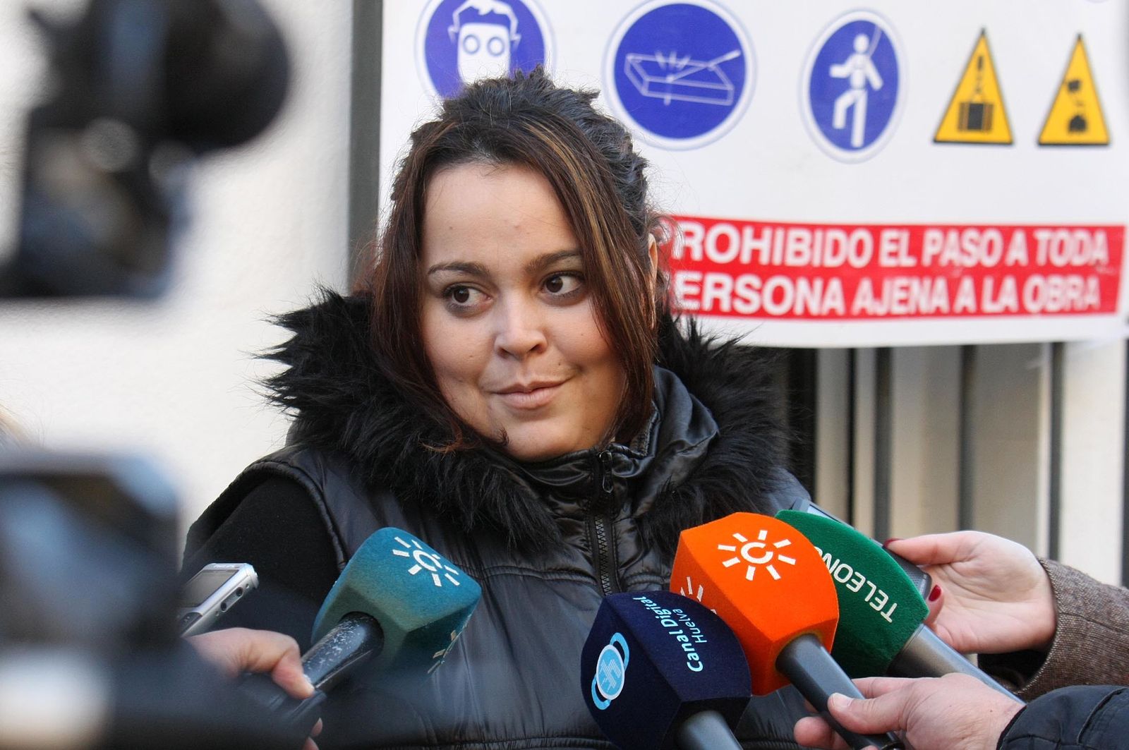 La visita del alcalde a las obras de rehabilitación de las viviendas de Pérez Cubillas, en imágenes