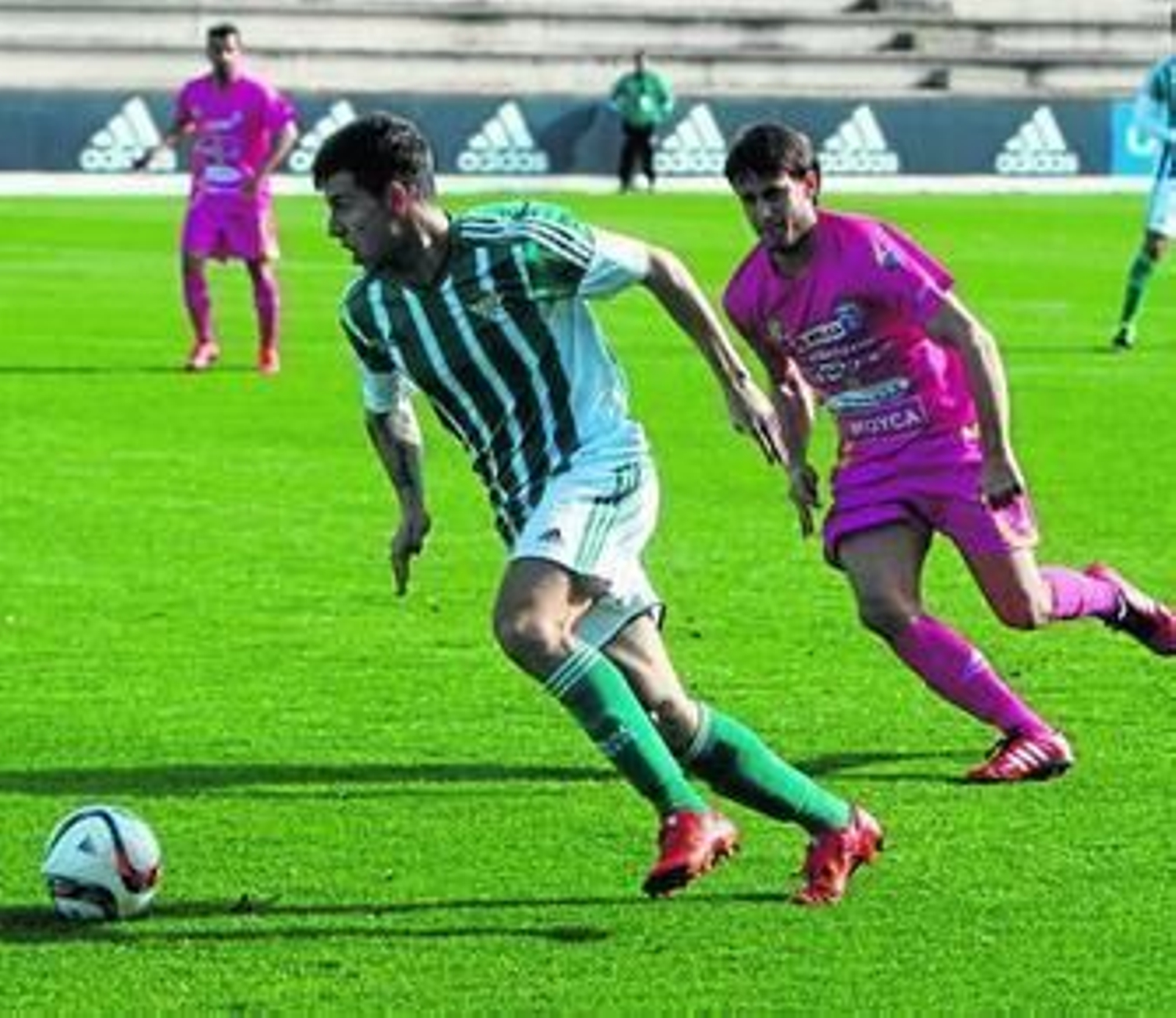 El jugador del Betis B Ruibal se marcha por velocidad de un rival de La Hoya Lorca.