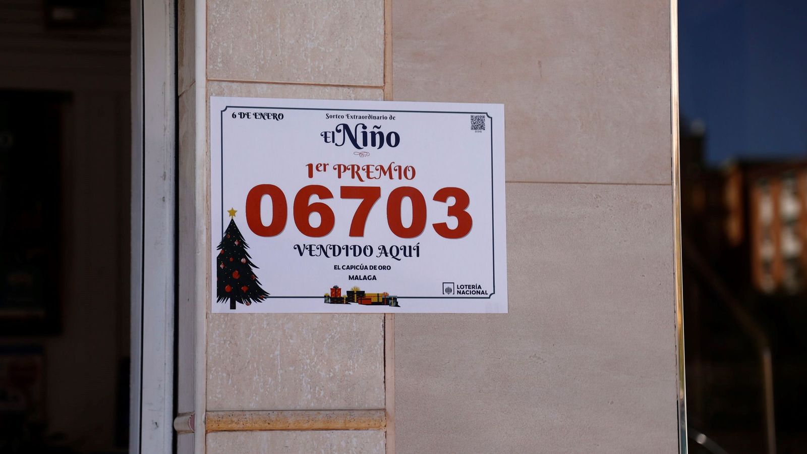 Un cartel anuncia el primer premio del Sorteo del Niño.