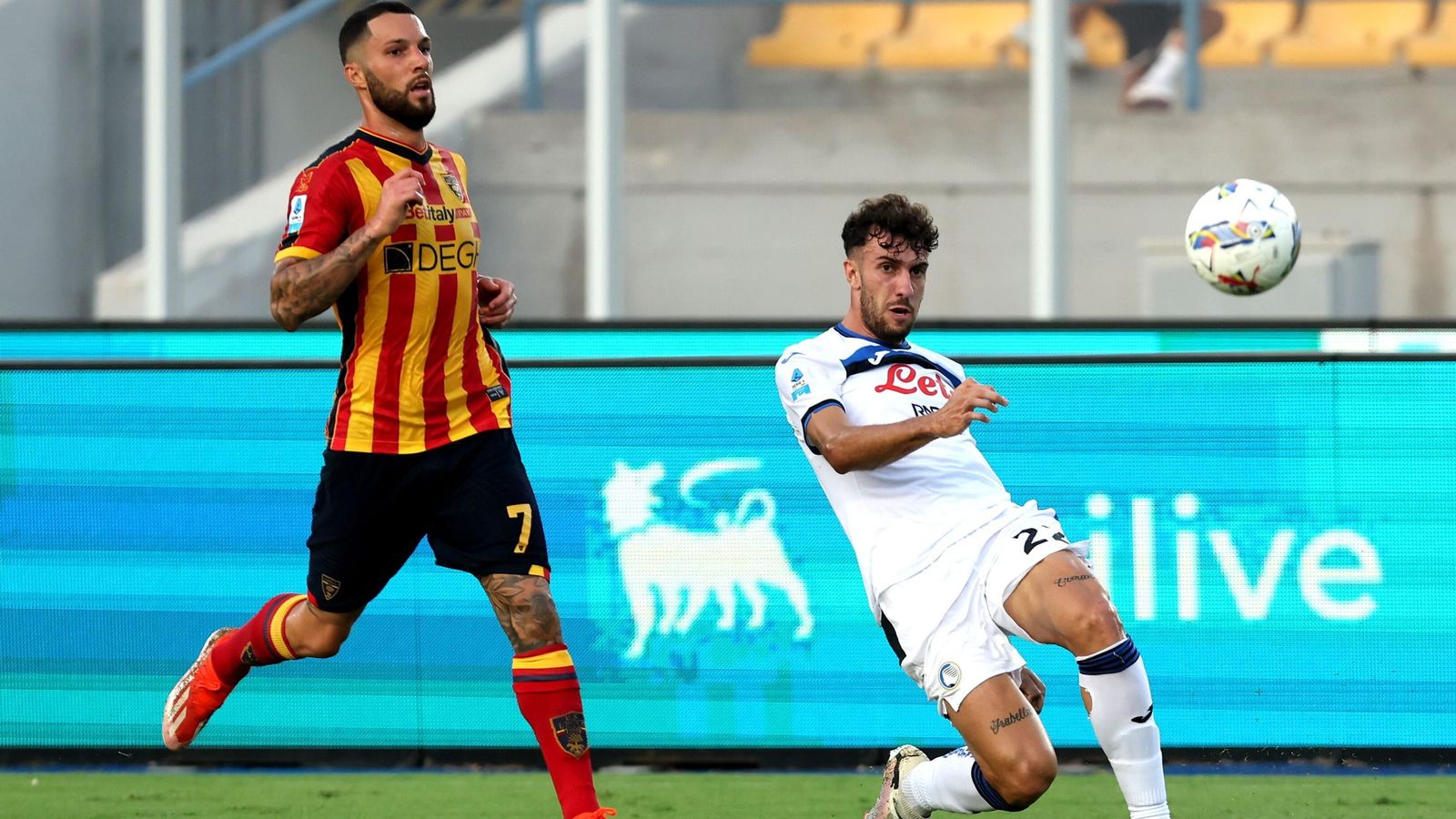 Tete Morente persigue a un rival durante el Lecce-Atalanta