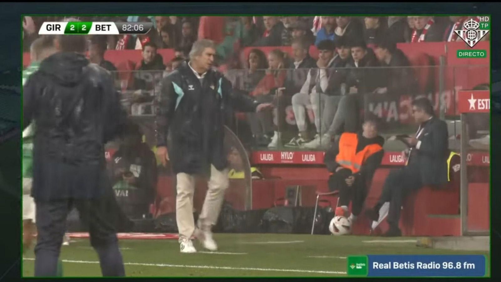 Pellegrini se dirige a Abde para comunicarle que no saltará al césped