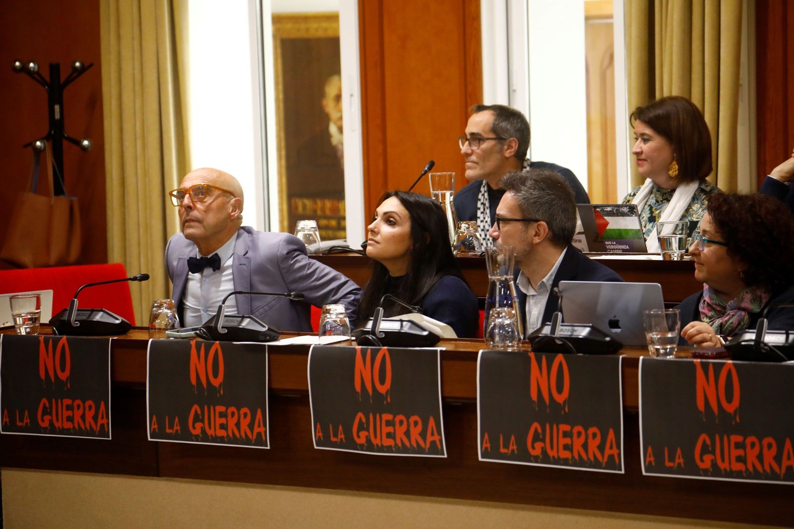 Carteles de 'No a la guerra' en el pleno del Ayuntamiento de Córdoba.