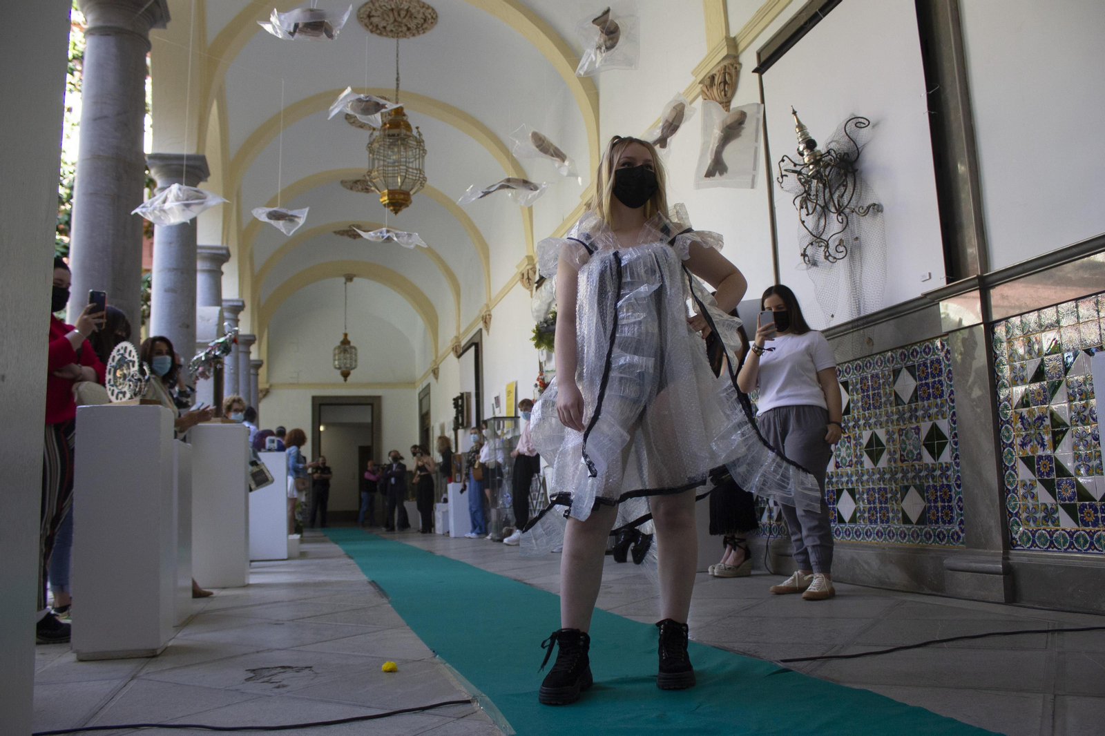 Fotos del desfile de ropa reciclada en Granada