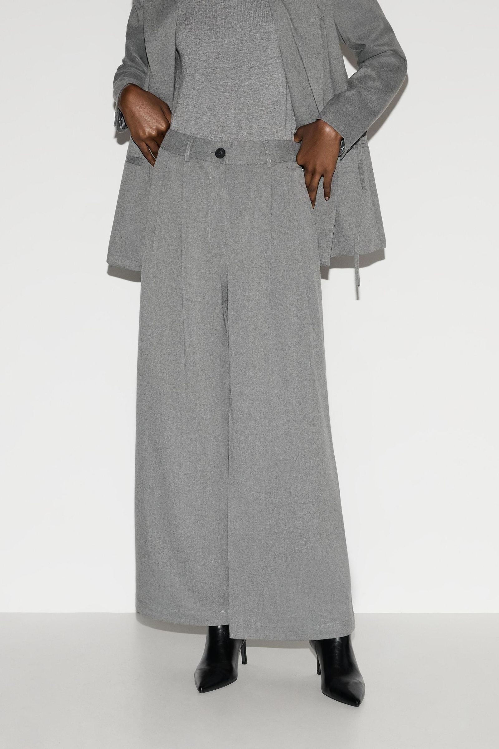 Pantalones grises de Lefties.