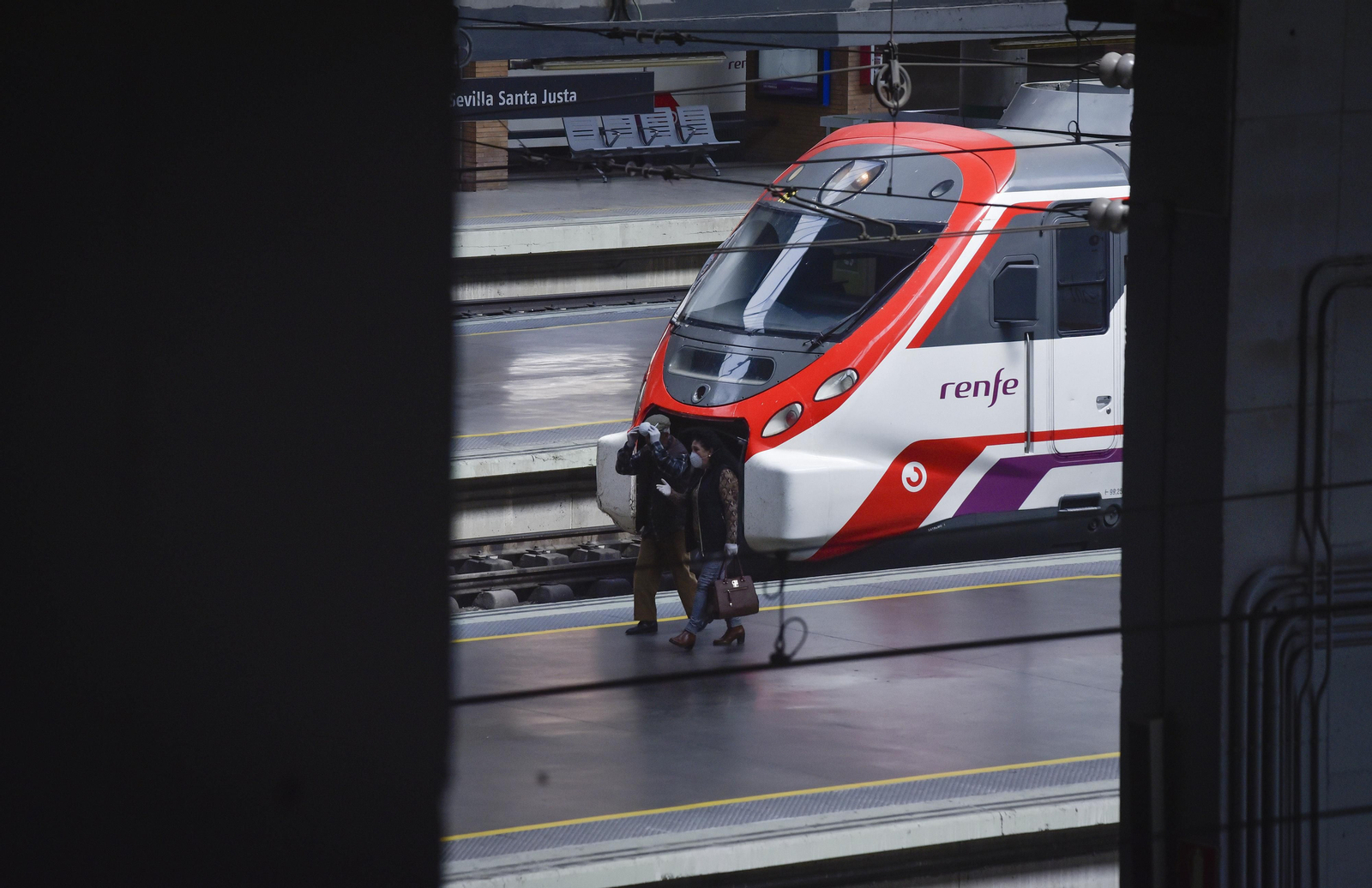 La resistencia en las calles de Sevilla por el estado de alarma: de Santa Justa a Plaza de Armas
