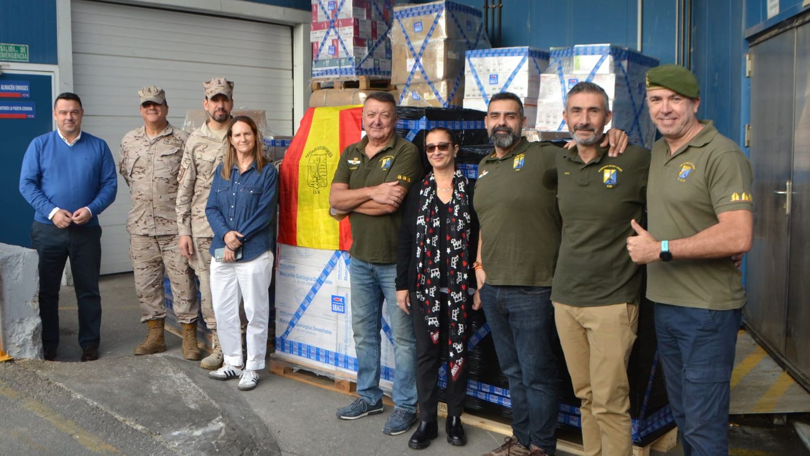 Otra imagen de la entrega del material