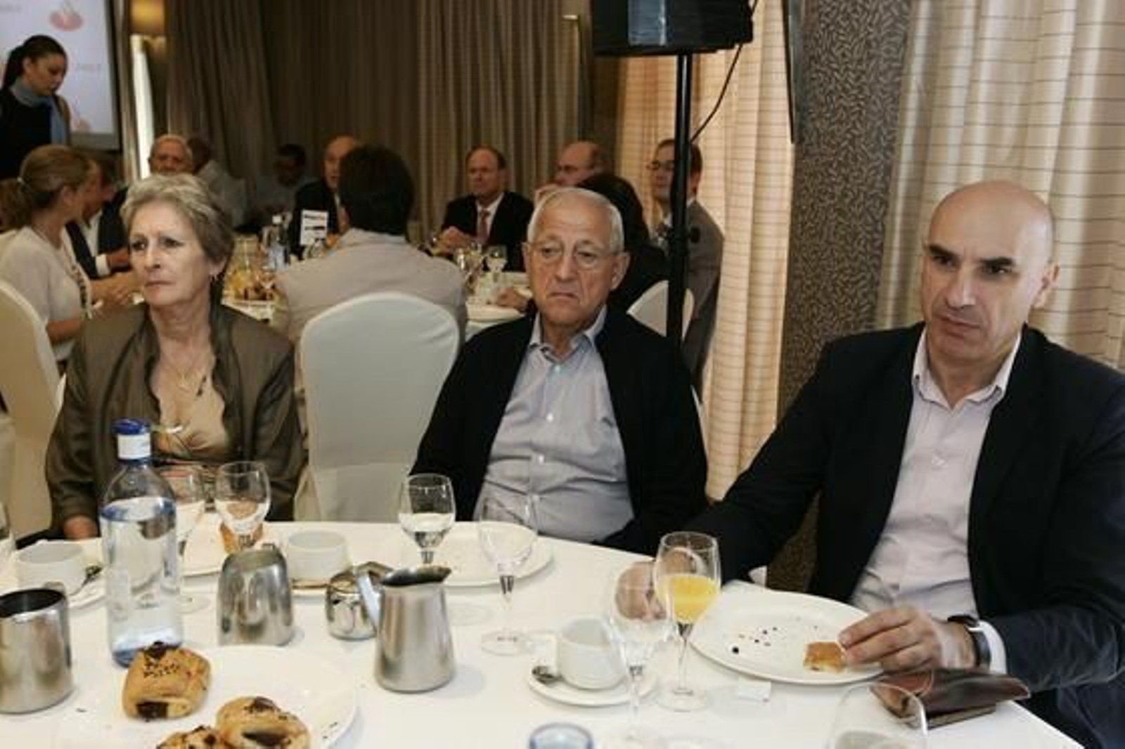 María Isabel García y su esposo Manuel puerta, clientes del Banco Santander, junto a Matías segura, también cliente. Compartieron desayuno durante la intervención del alcalde de Almería

Foto: Rafael G. / Javier Alonso