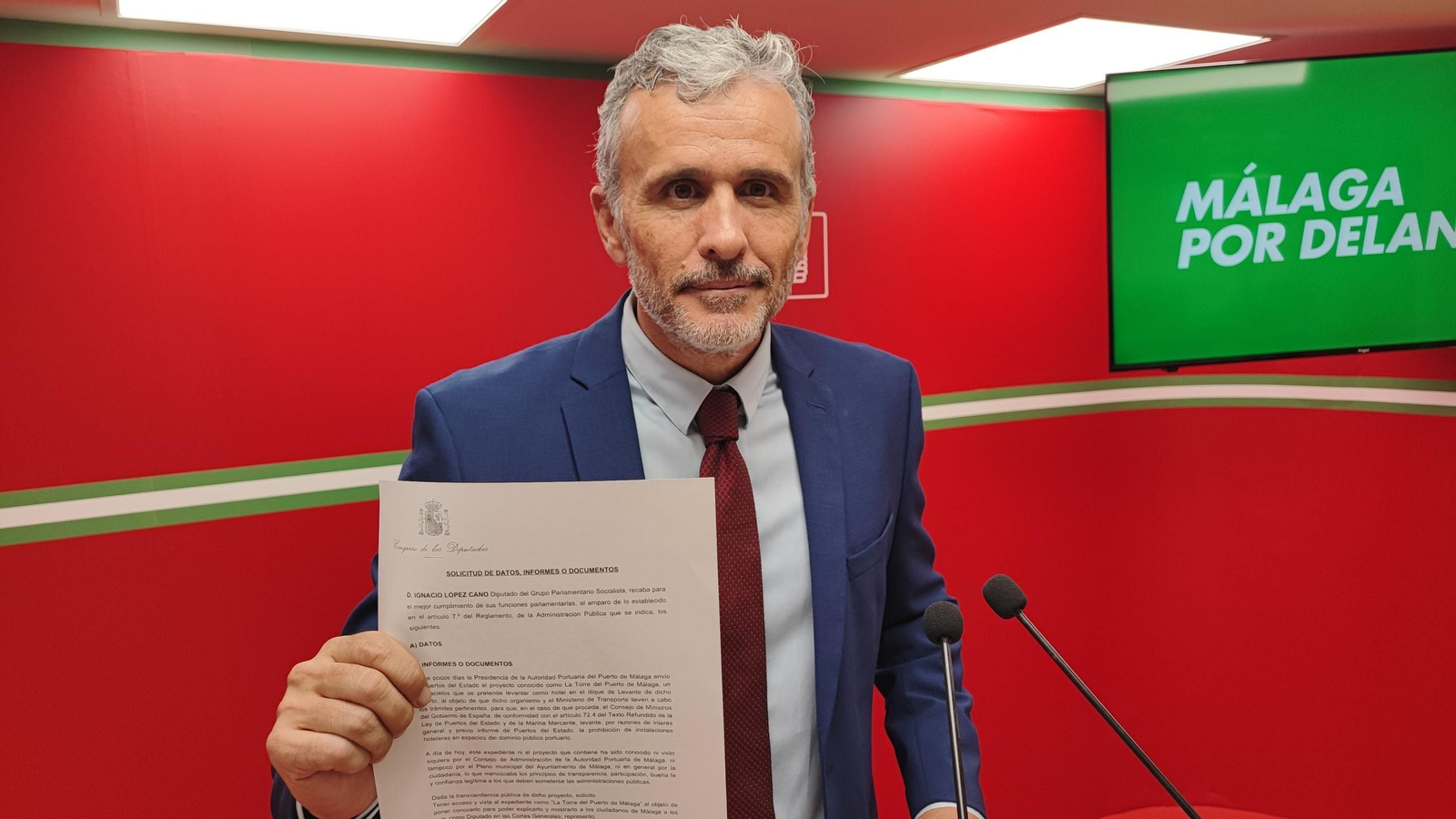 Ignacio López, diputado del PSOE, con el escrito que ha presentado para ver la torre del puerto.