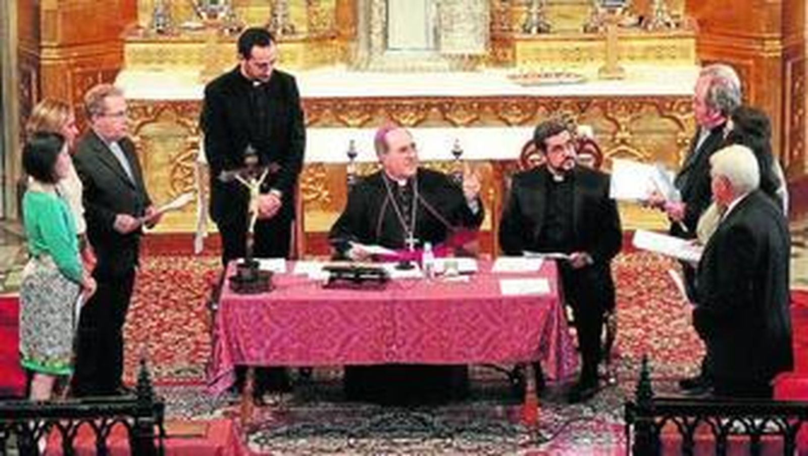 El arzobispo, monseñor Asenjo, con los miembros que forman el tribunal de la causa de madre Belén.