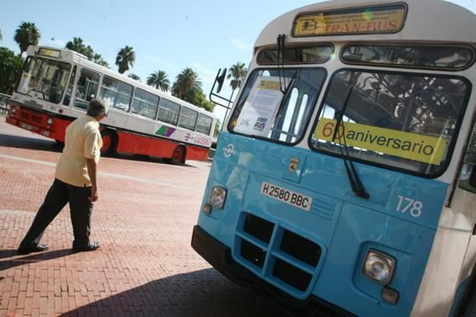 El tranvía se podrá contemplar en la exposición ubicada en la plaza de la Marina hasta el 26 de septiembre con motivo de la novena Semana de la Movilidad y del 60 aniversario de la EMT