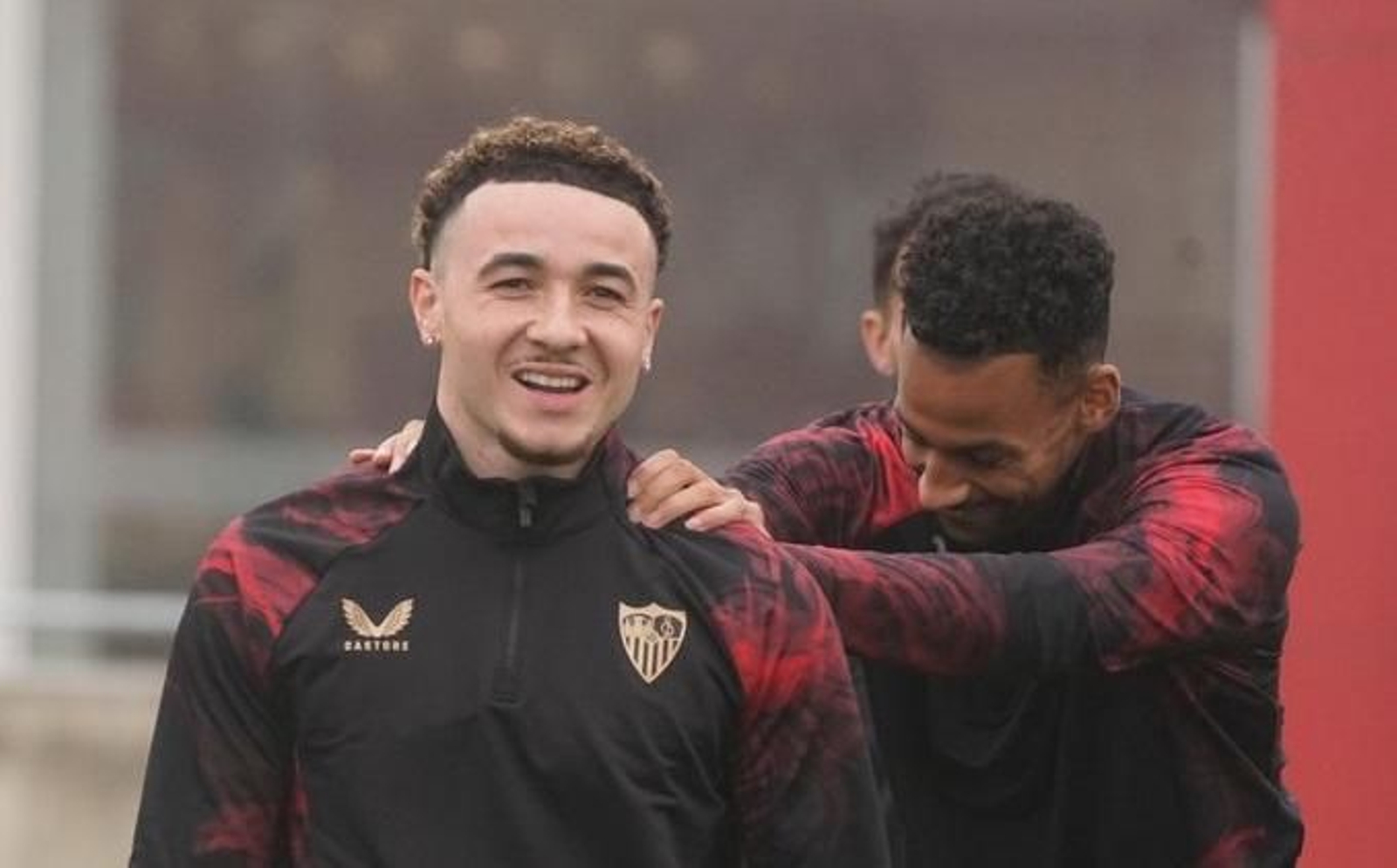 Rubén Vargas recibe la broma de Sow.