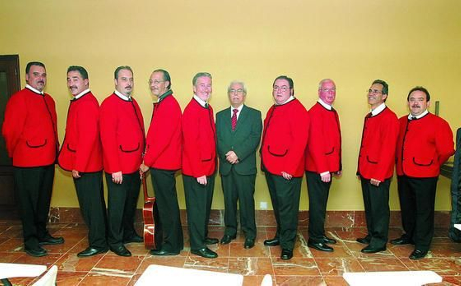 Los nueve componentes de la antología posan junto a Enrique  Villegas  ataviados con el tipo de 'Los beatles de Cádiz'.