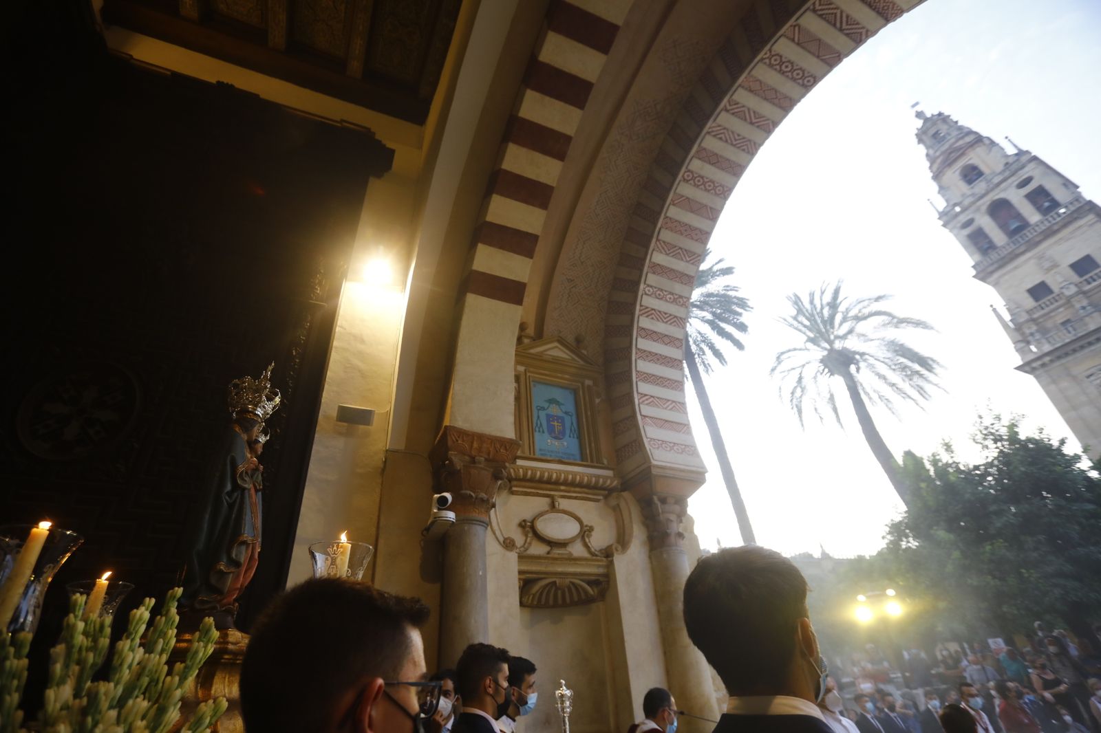 El vía lucis con la Virgen de la Fuensanta en el Patio de los Naranjos, en imágenes