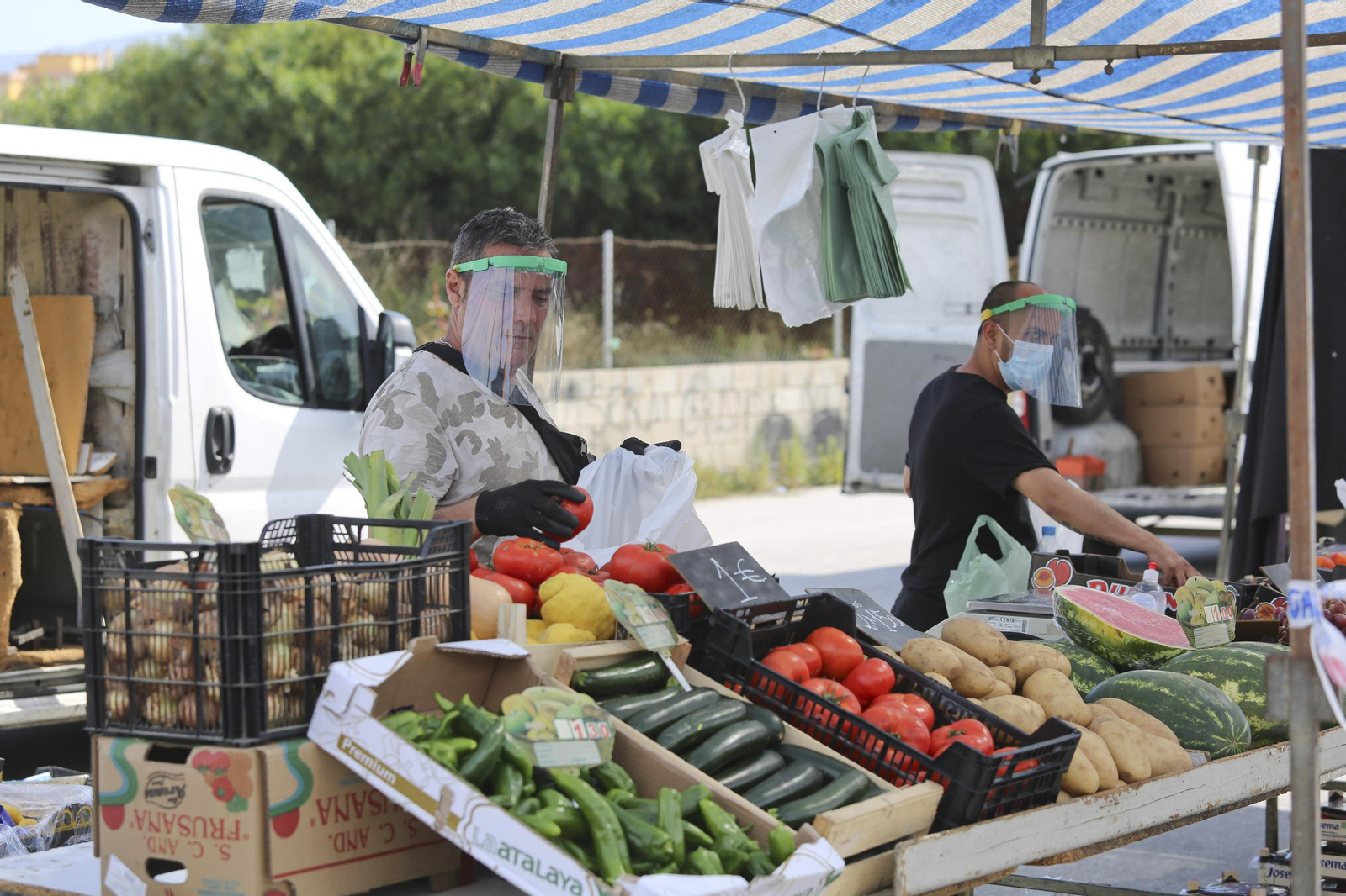 Las fotos del mercadillo de Huelin, en Málaga, en su primer día de desescalada