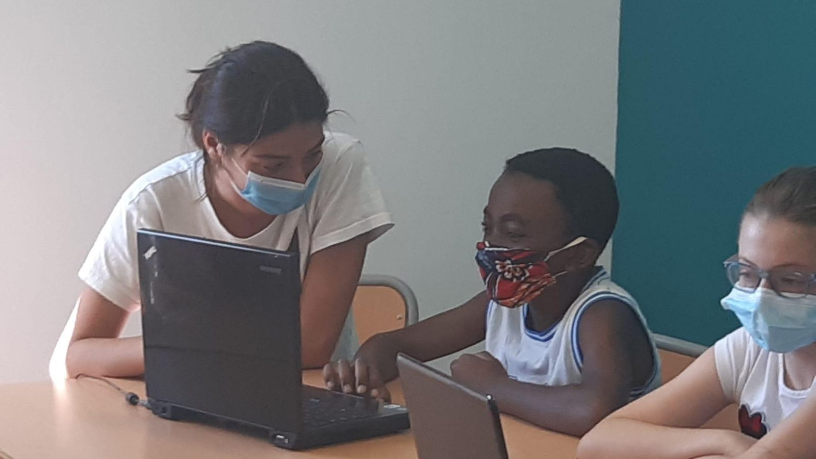 Las monitoras imparten el curso Superando la Brecha Digital de forma altruista.