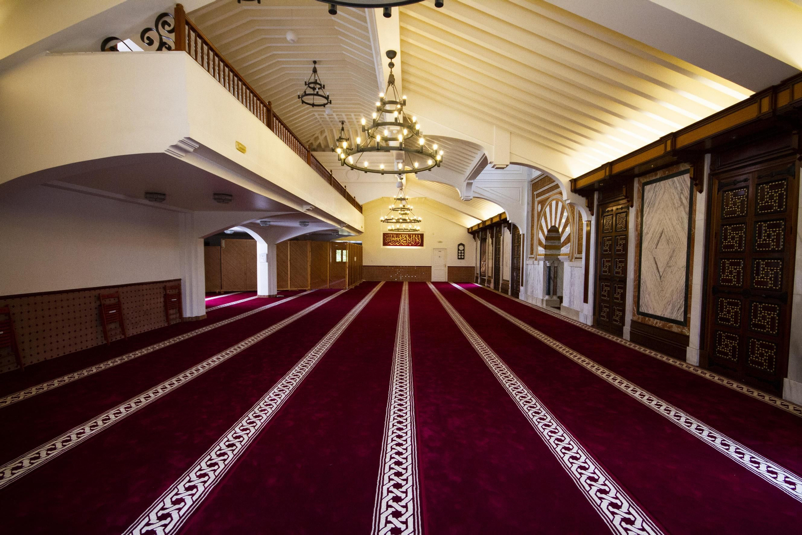 Fotos: la Mezquita Mayor de Granada, vacía por el confinamiento durante el Ramadán