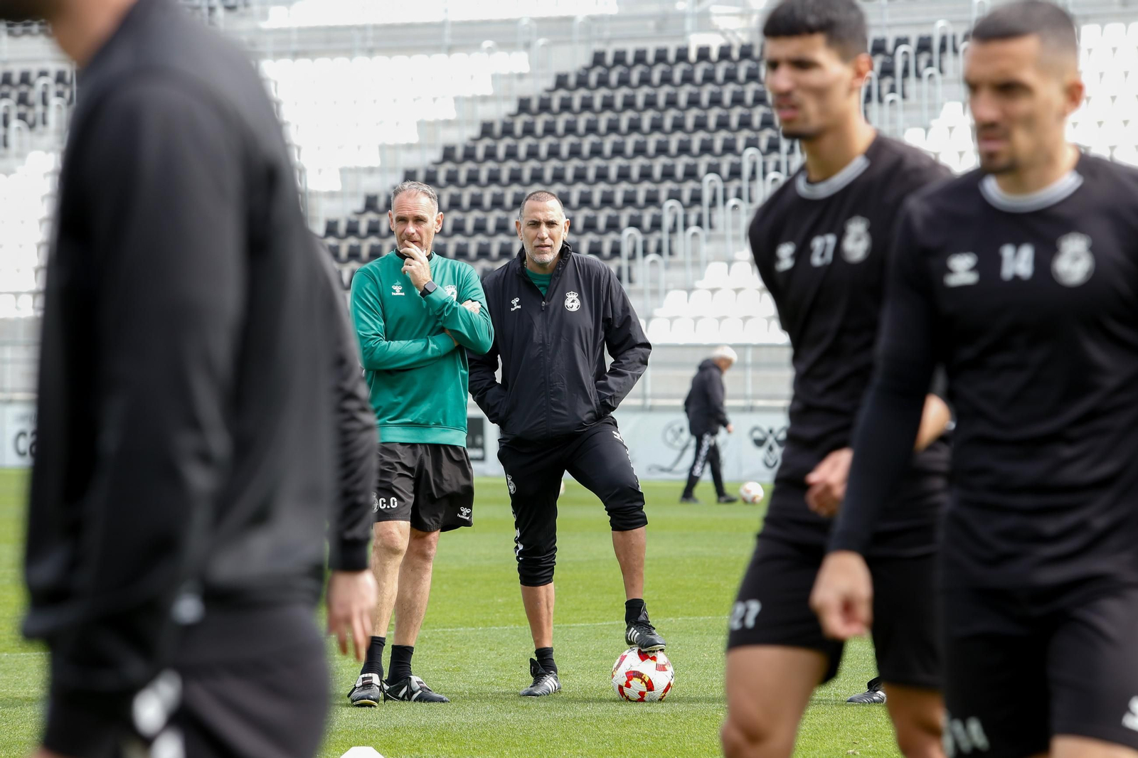 Las fotos del relevo en el banquillo de la Balona