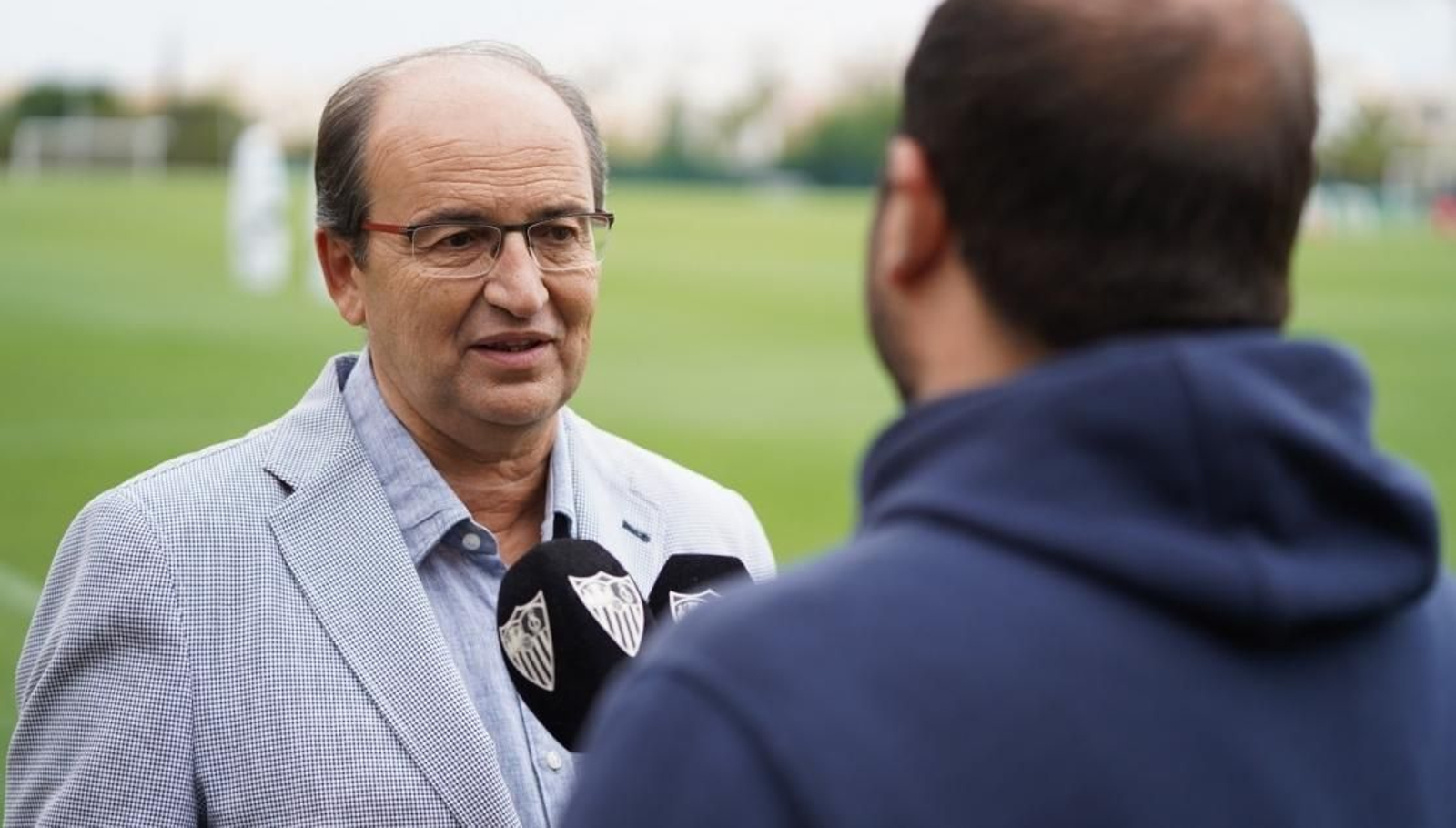 José Castro atiende a Alberto Moreno, de SFC Radio, en Lagos.