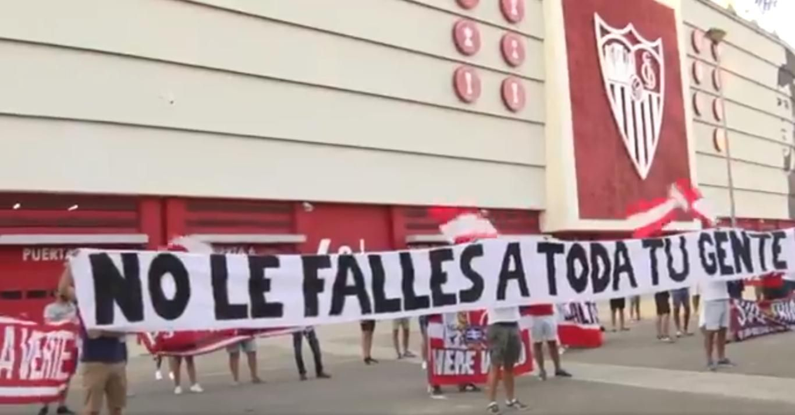 Las peñas del Sevilla durante la grabación del vídeo motivacional para la final de la Europa League