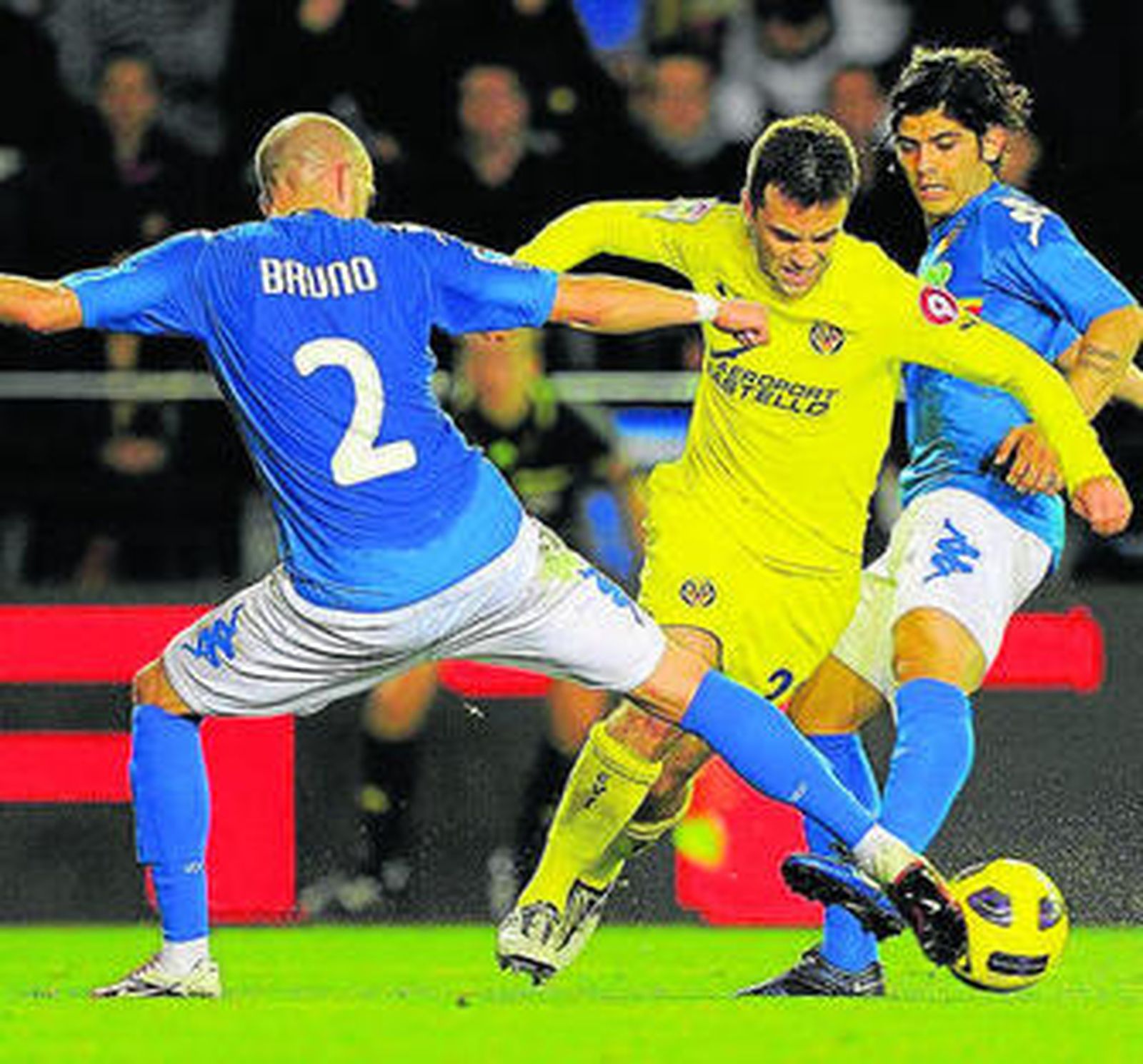 Rossi se intenta marchar de Bruno y Banega.