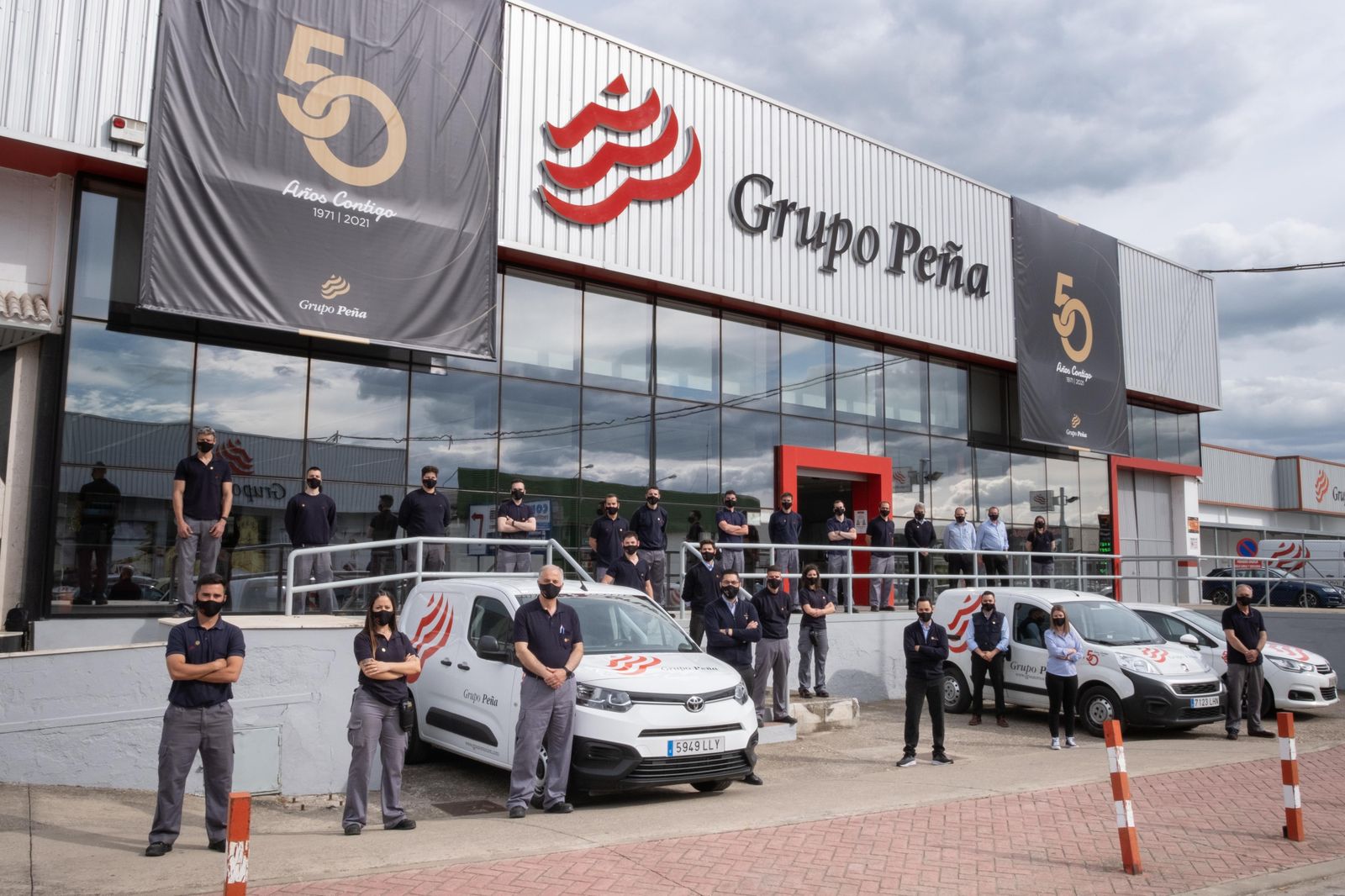 Exteriores de la empresa Grupo Peña y parte de su plantilla.