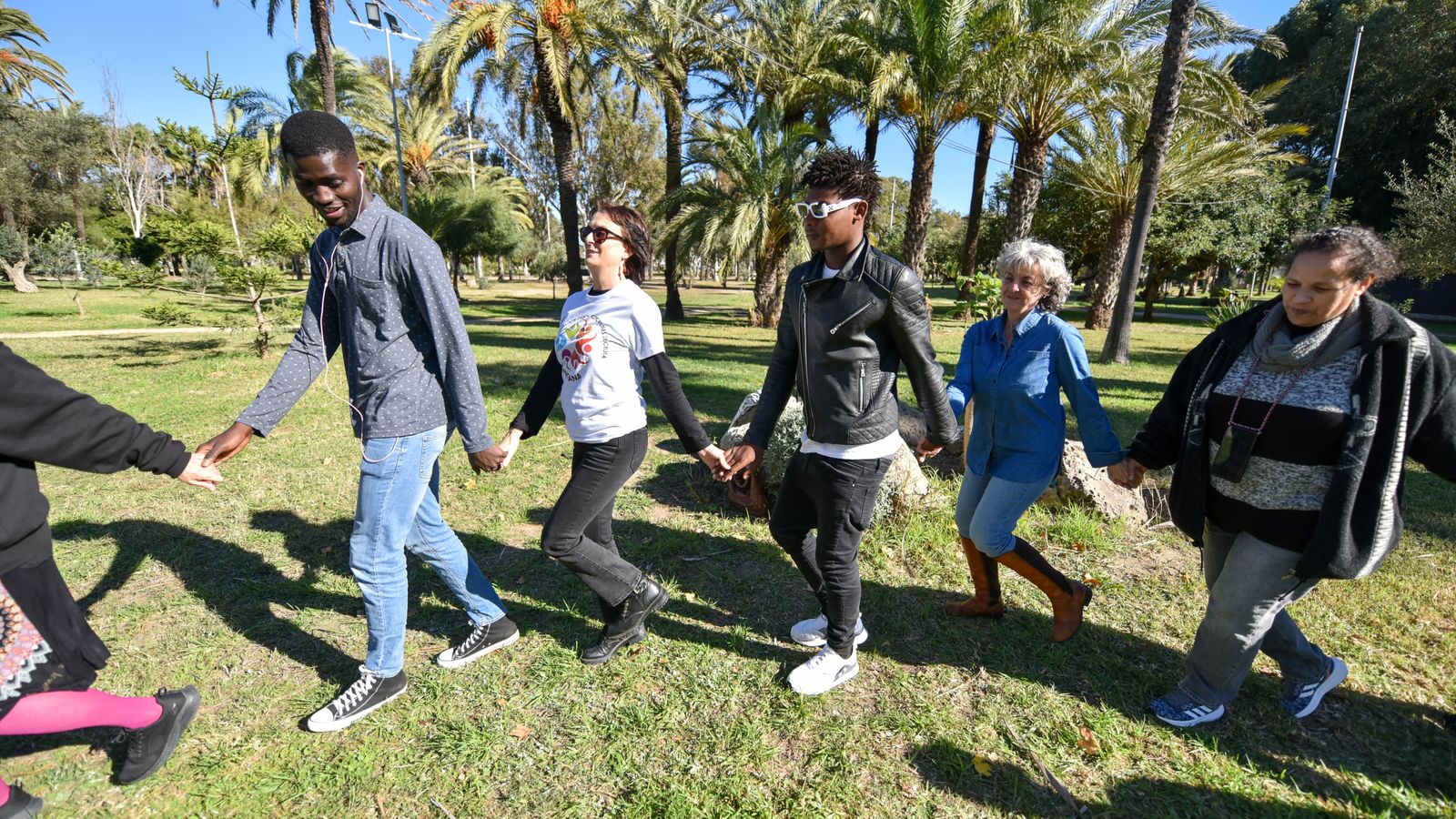 Danza circular en la parque Princesa Sofia, en imágenes