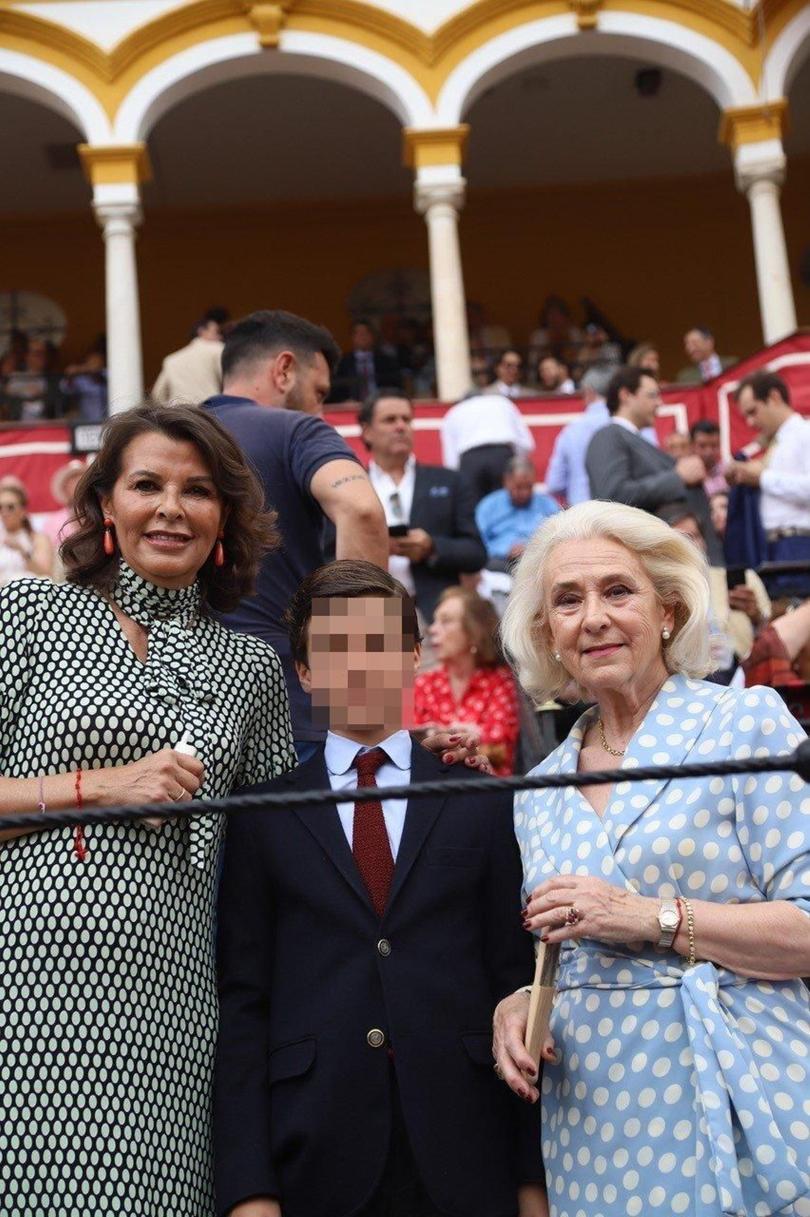Piluca Fernández y María José Hidalgo con su nieto
