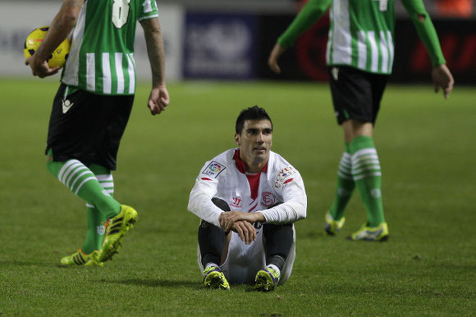 Reyes, sentado en el suelo tras recibir una falta en un derbi en Nervión.