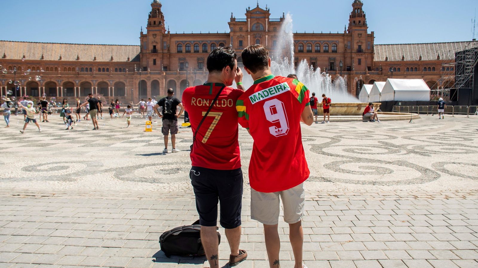 Imágenes de la convivencia entre belgas y portugueses por las calles de Sevilla.