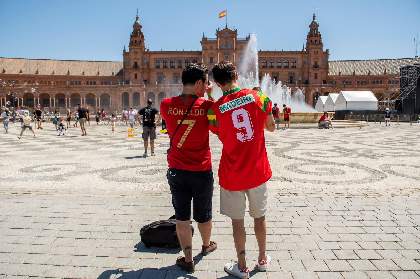Imágenes de la convivencia entre belgas y portugueses por las calles de Sevilla.