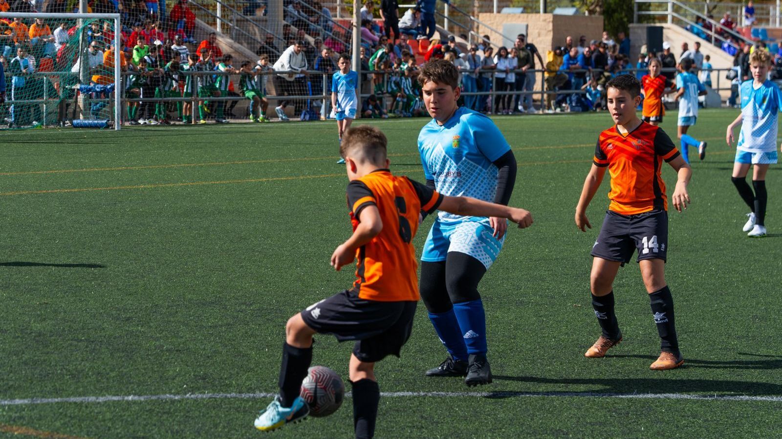 Un jugador controla un balón durante uno de los encuentros disputados.