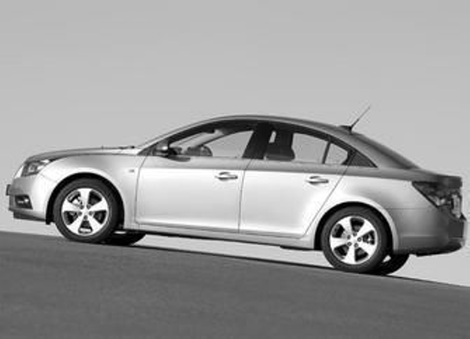 El Cruze tiene una apariencia poderosa con sus ruedas situadas en los bordes exteriores de la carrocería.