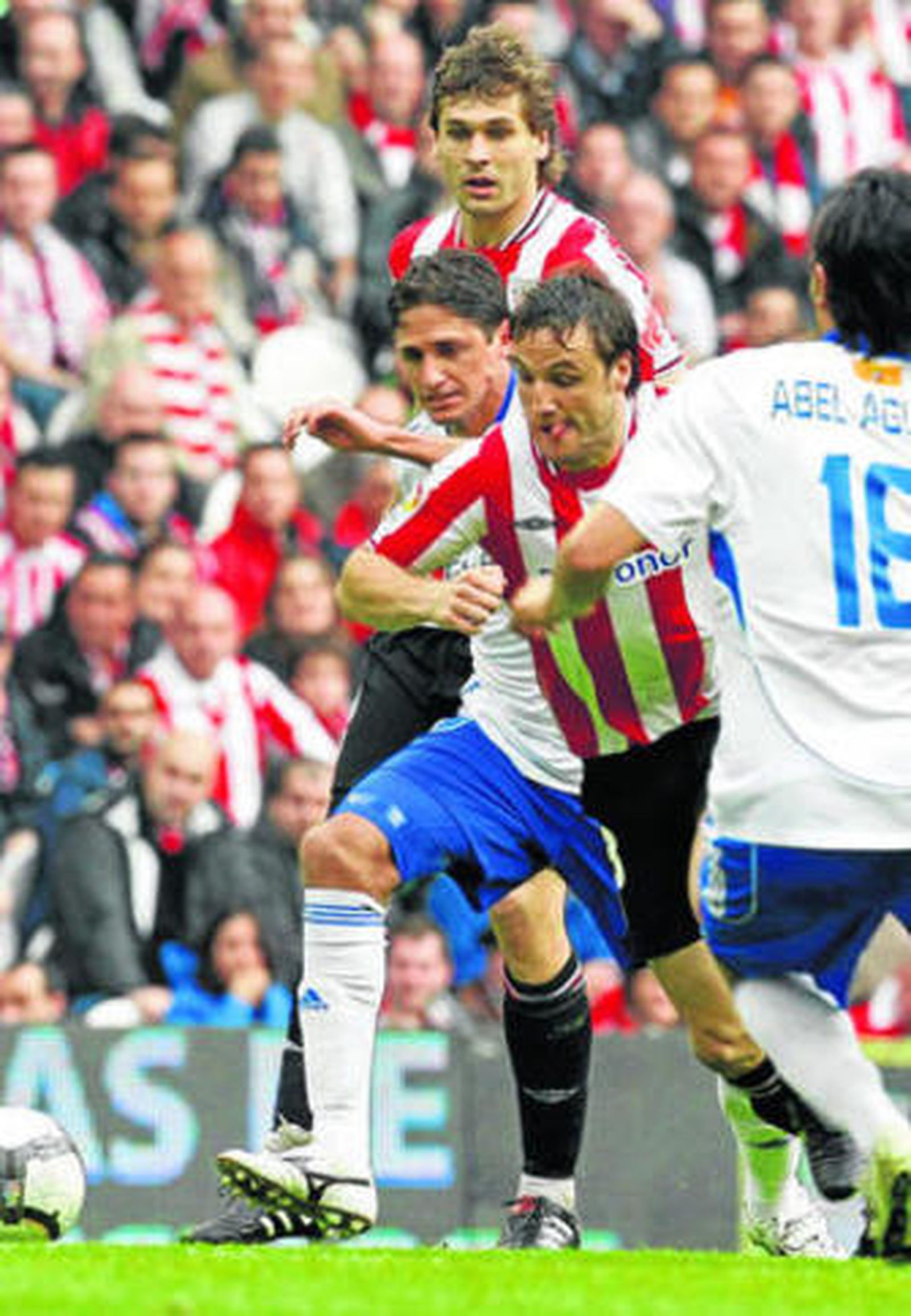 Gurpegui conduce el esférico perseguido por Edmilson y Abel Aguilar.