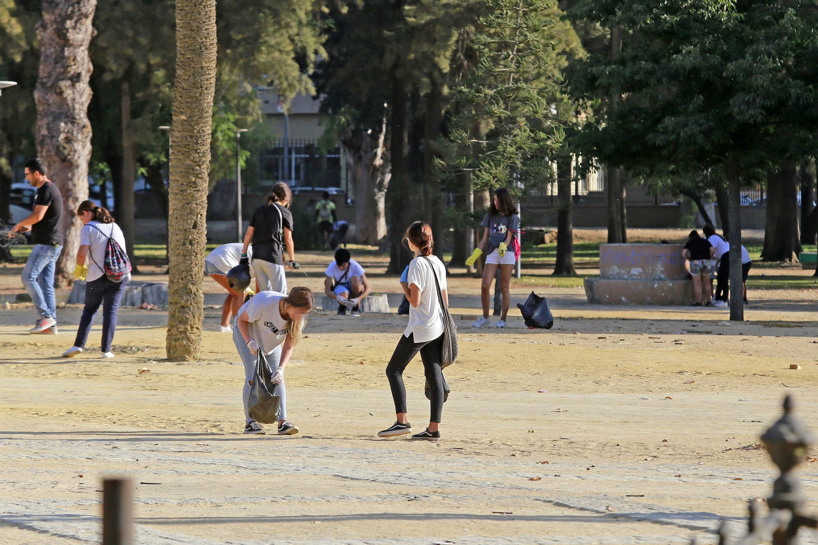 Imágenes del grupo juvenil Green Team Jerez limpiando en el Parque González Hontoria