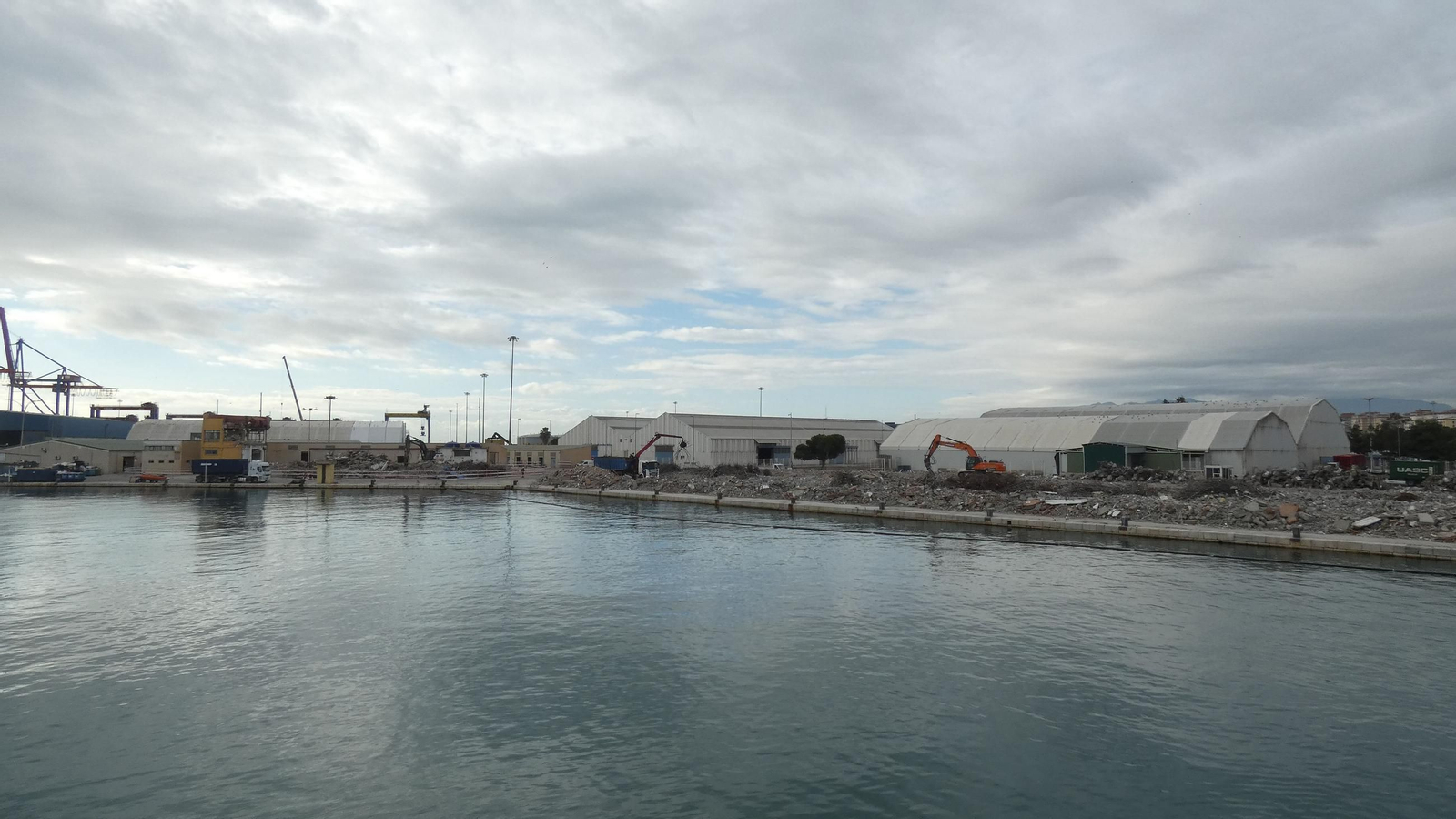 Así se ve la demolición de los edificios del muelle pesquero de Málaga