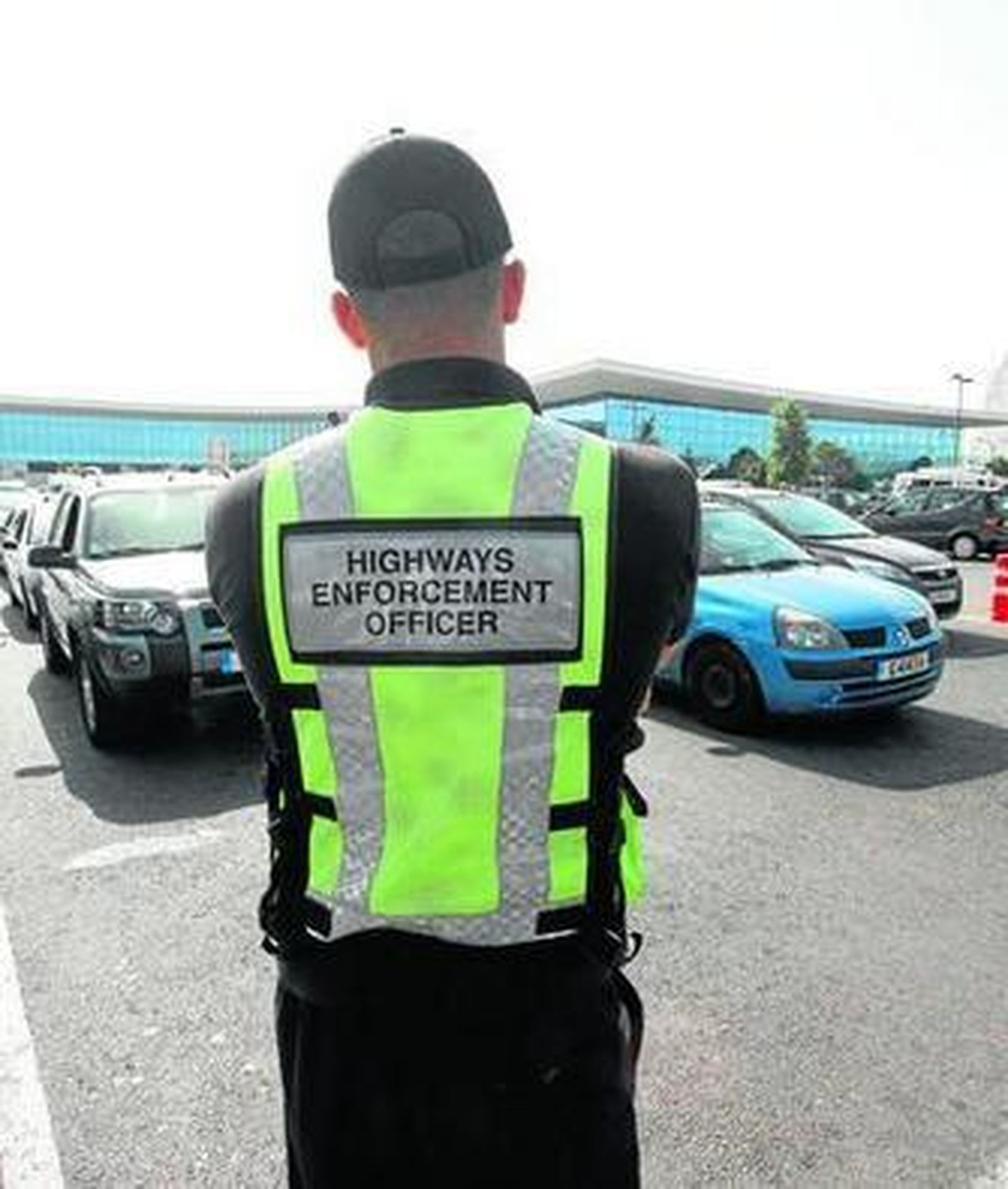 Un policía de Gibraltar, en la zona de la Verja.