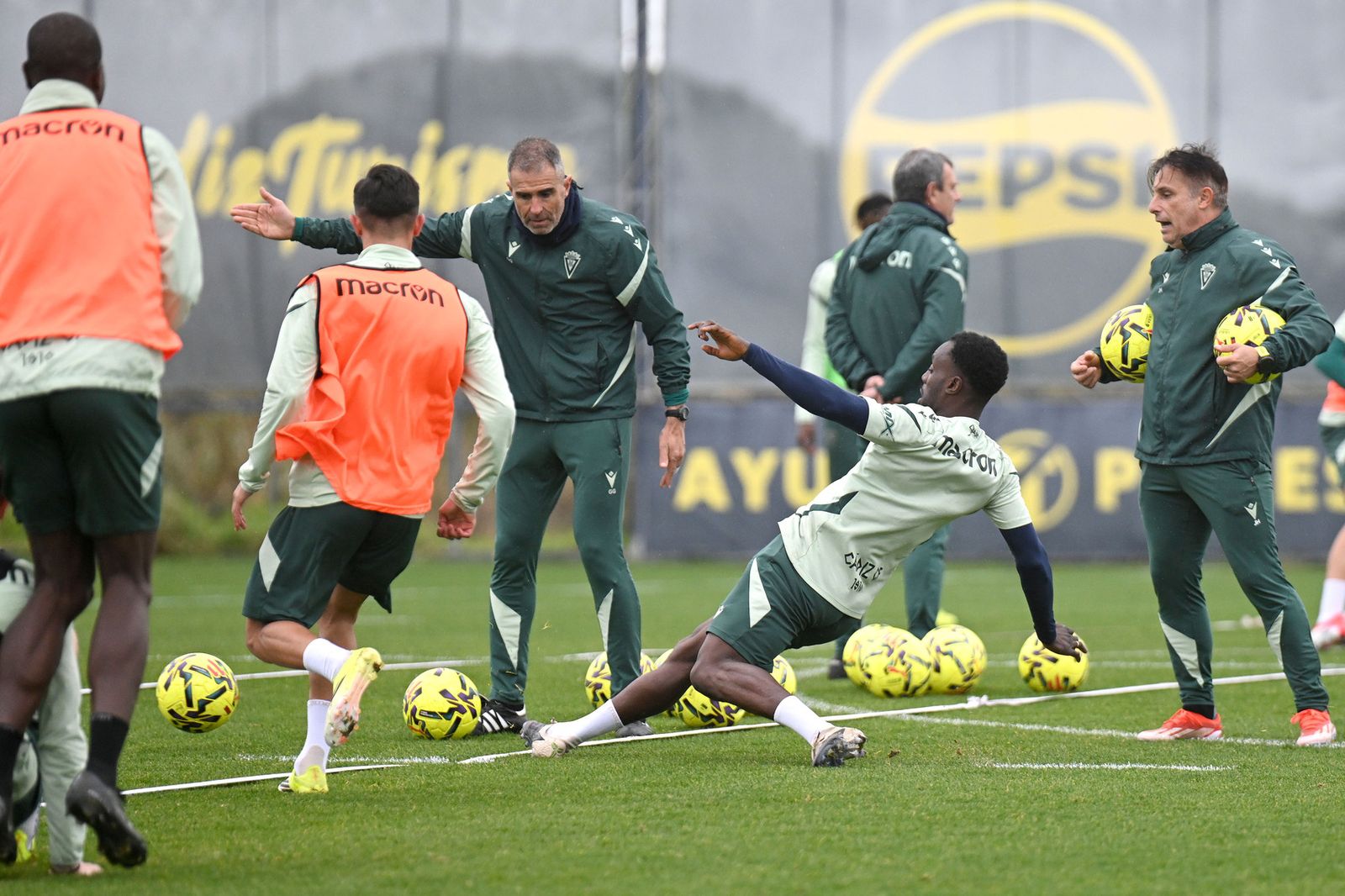 Garitano, muy encima del trabajo de los suyos.