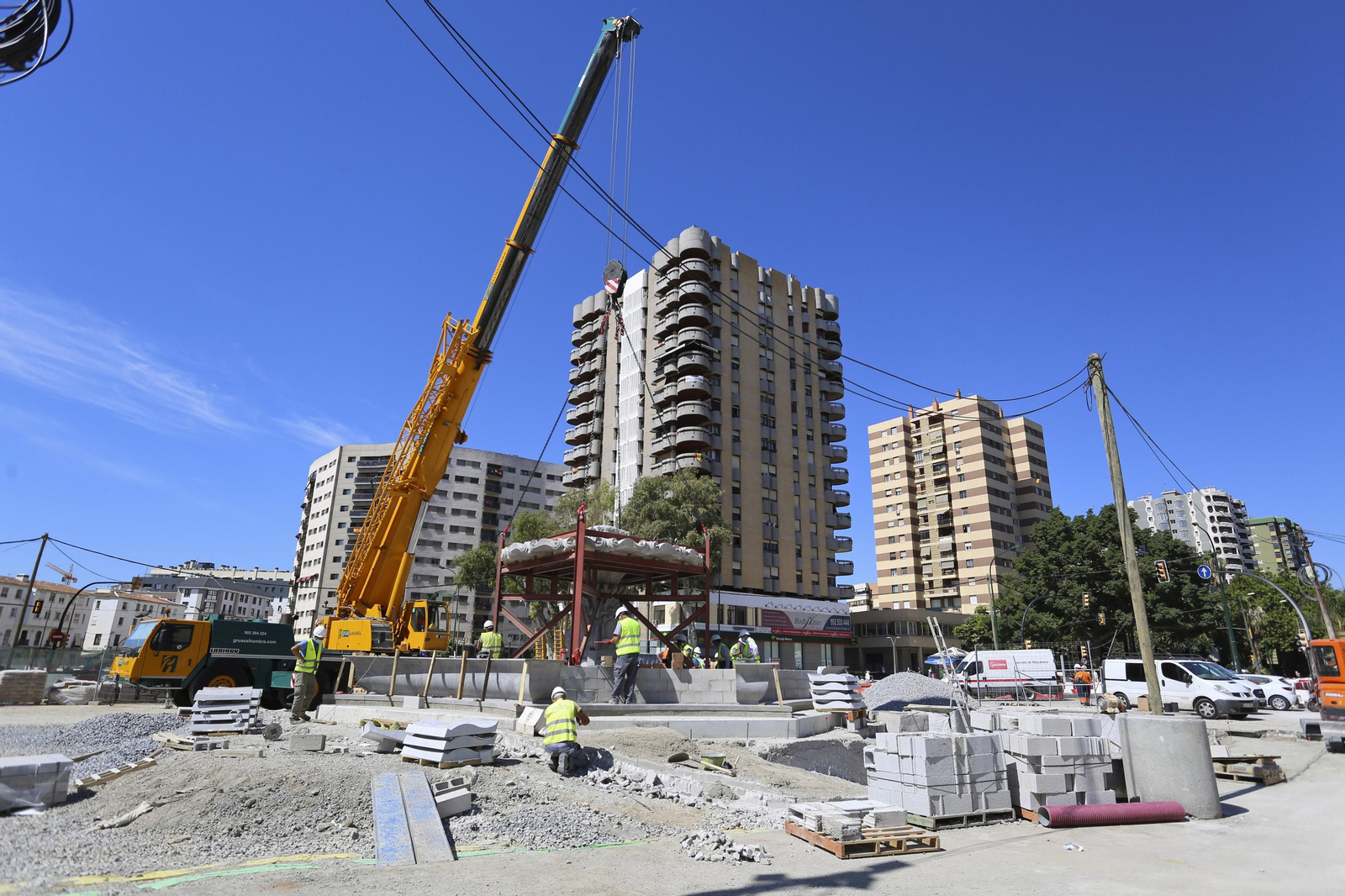 Fotos de la fuente de las Tres Gitanillas, que ya luce en la Avenida de Andalucía de Málaga